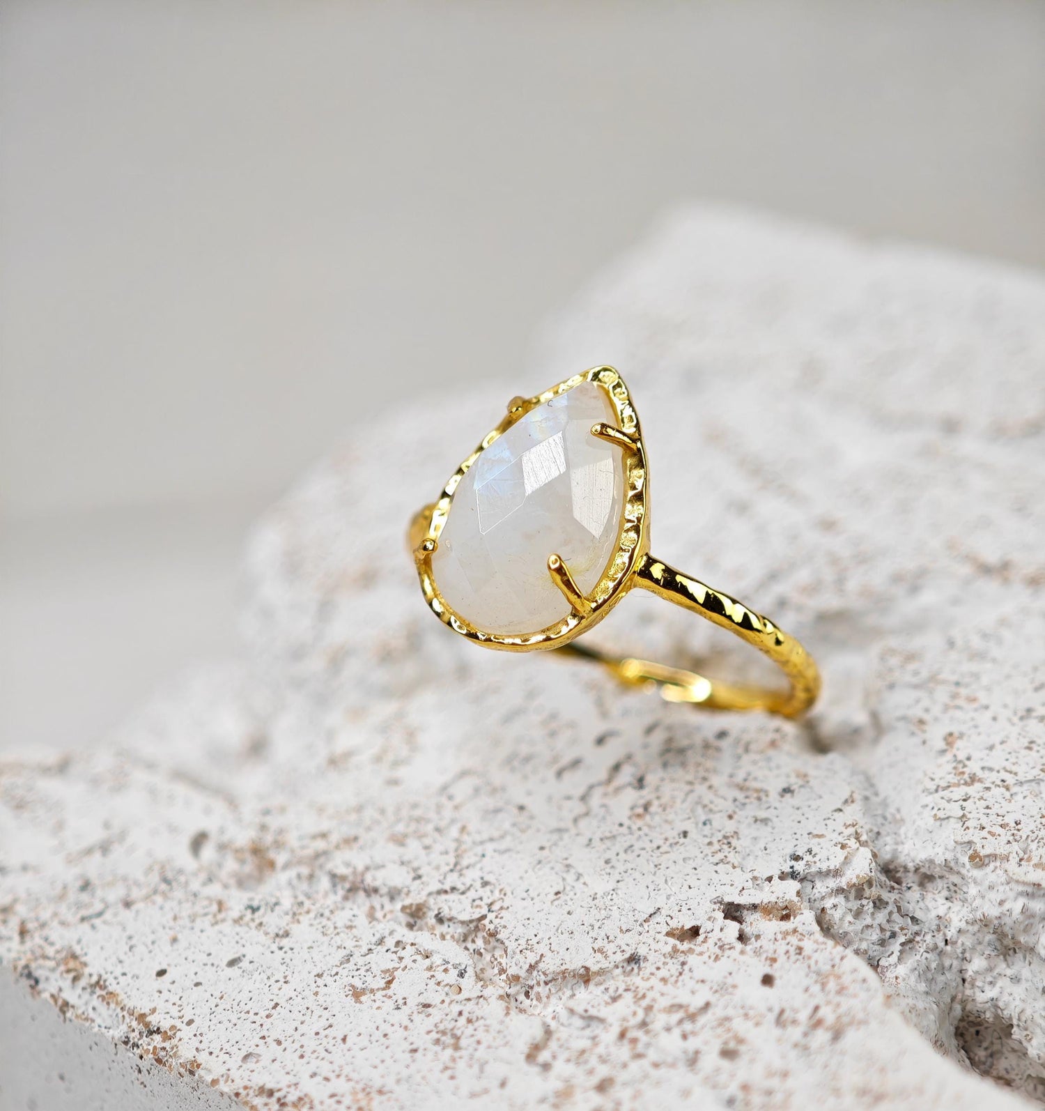 Bague en pierre de lune en argent 925 plaqué or 18 carats, bague en argent sterling plaqué or avec pierre de lune goutte facettée