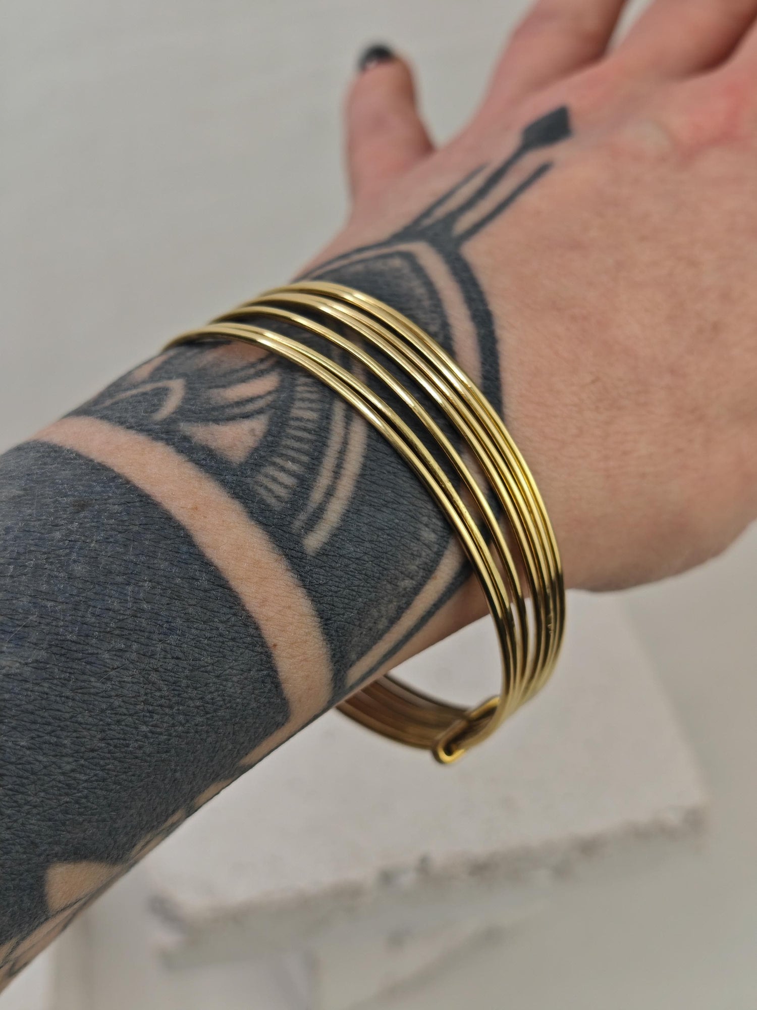 Bracelet jonc en laiton doré, jonc « Semainier » composé de 7 créoles, 7 joncs en un, jonc statement, lot de 7 joncs en or