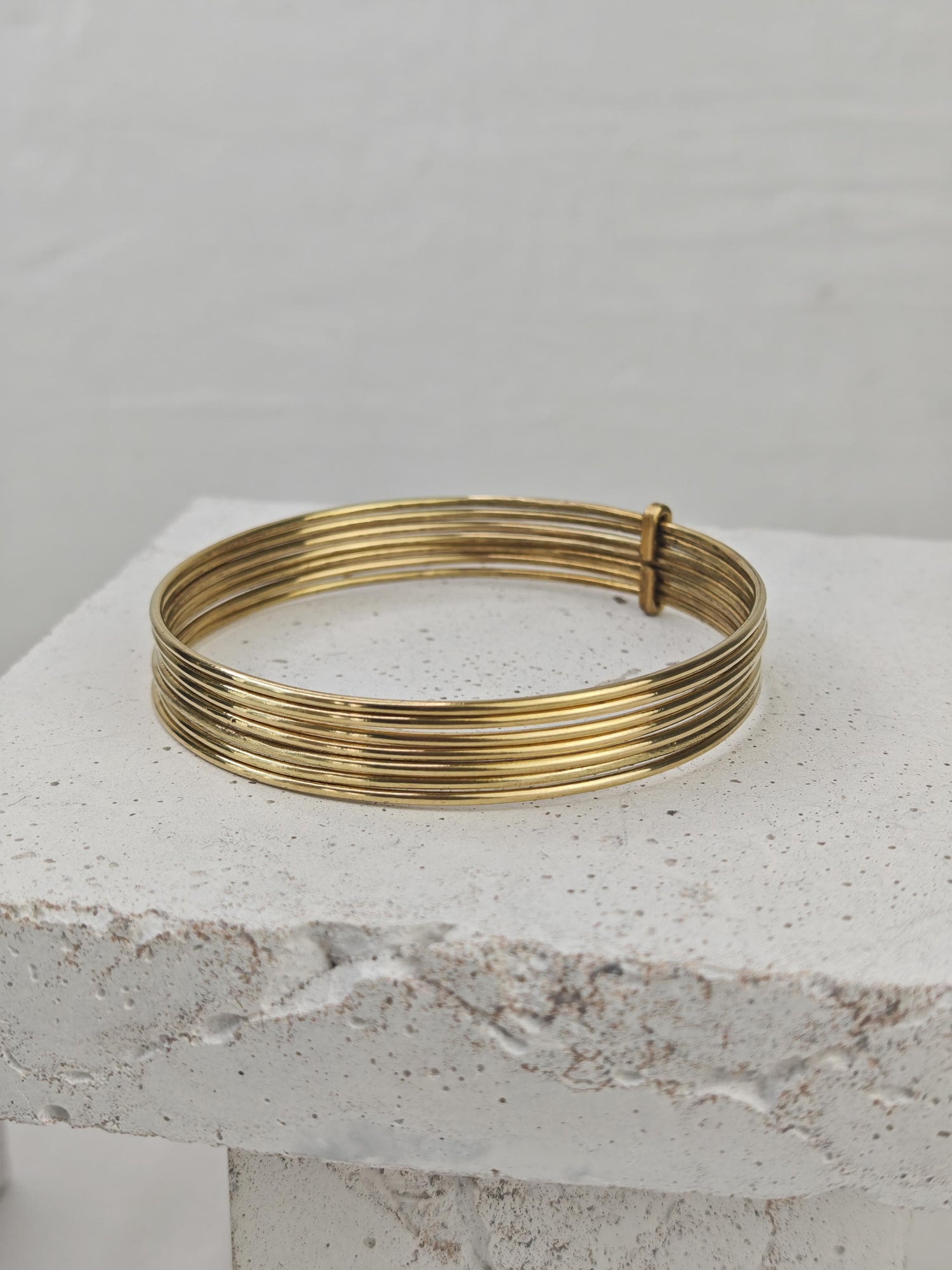 Bracelet jonc en laiton doré, jonc « Semainier » composé de 7 créoles, 7 joncs en un, jonc statement, lot de 7 joncs en or