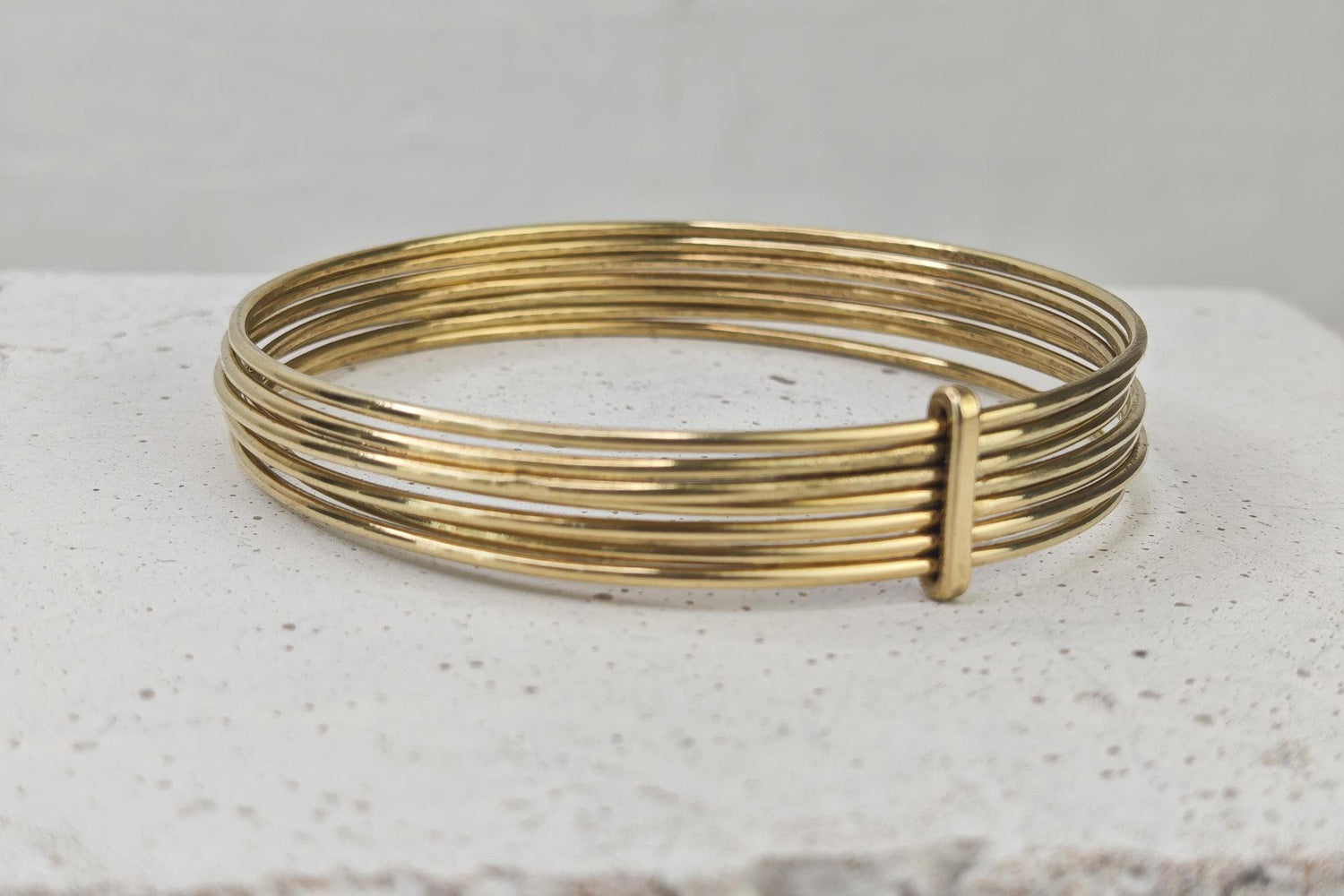 Bracelet jonc en laiton doré, jonc « Semainier » composé de 7 créoles, 7 joncs en un, jonc statement, lot de 7 joncs en or