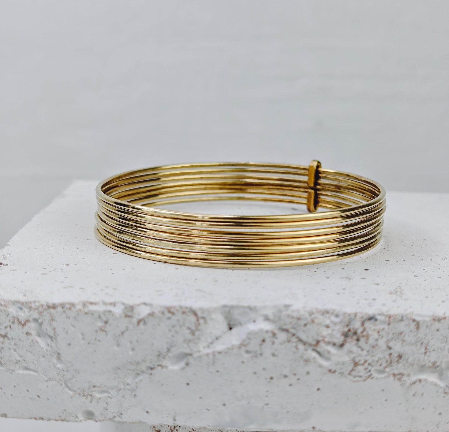 Bracelet jonc en laiton doré, jonc « Semainier » composé de 7 créoles, 7 joncs en un, jonc statement, lot de 7 joncs en or