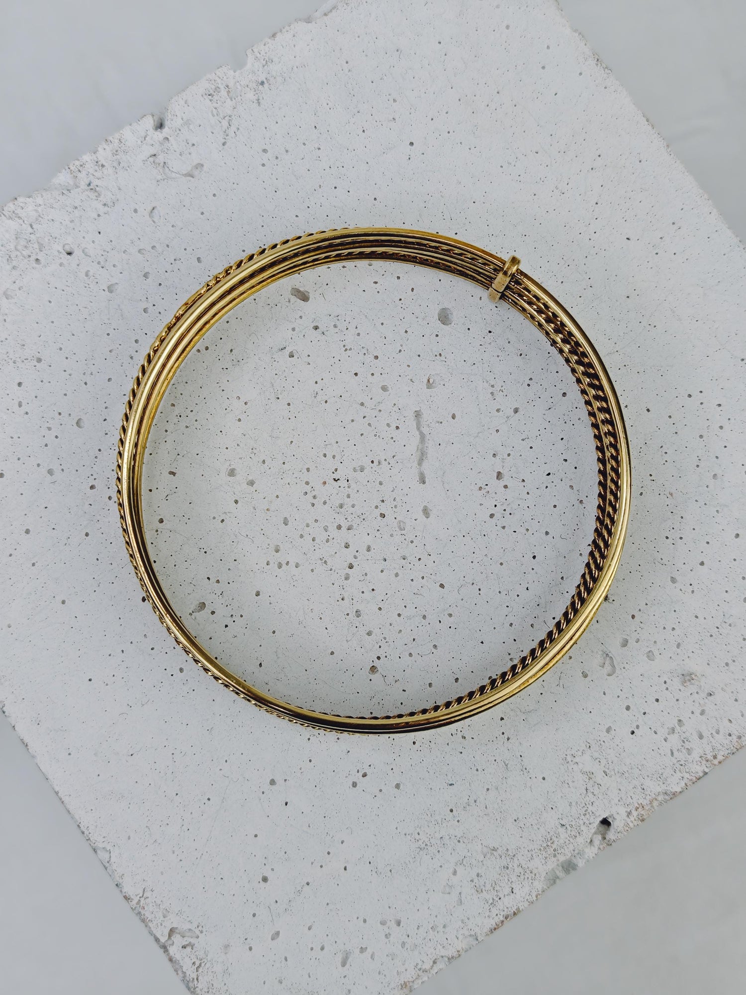 Bracelet jonc en laiton doré, jonc « Semainier » composé de 7 créoles, 7 joncs en un, jonc statement, lot de 7 joncs torsadés en or