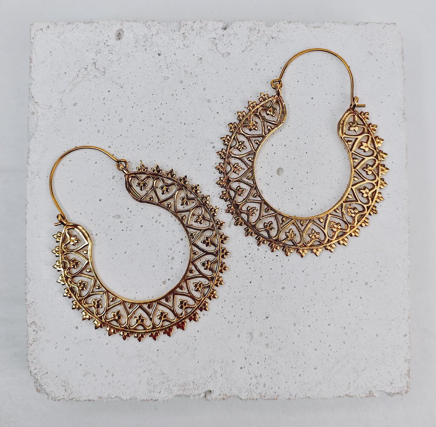Große goldene Mandala Messing Creolen, Indische Messing Ohrringe, Boho-Hippie Ohrringe mit Herz-Design
