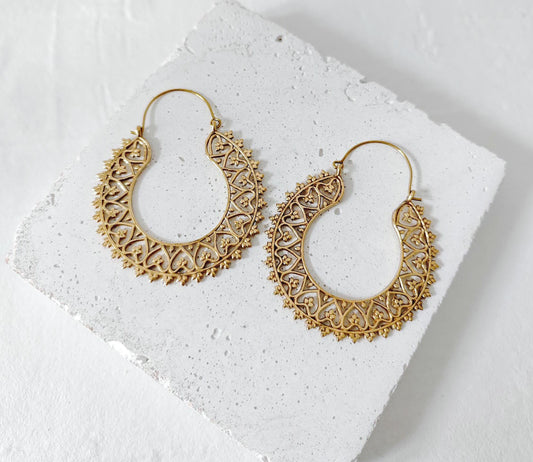 Große goldene Mandala Messing Creolen, Indische Messing Ohrringe, Boho-Hippie Ohrringe mit Herz-Design