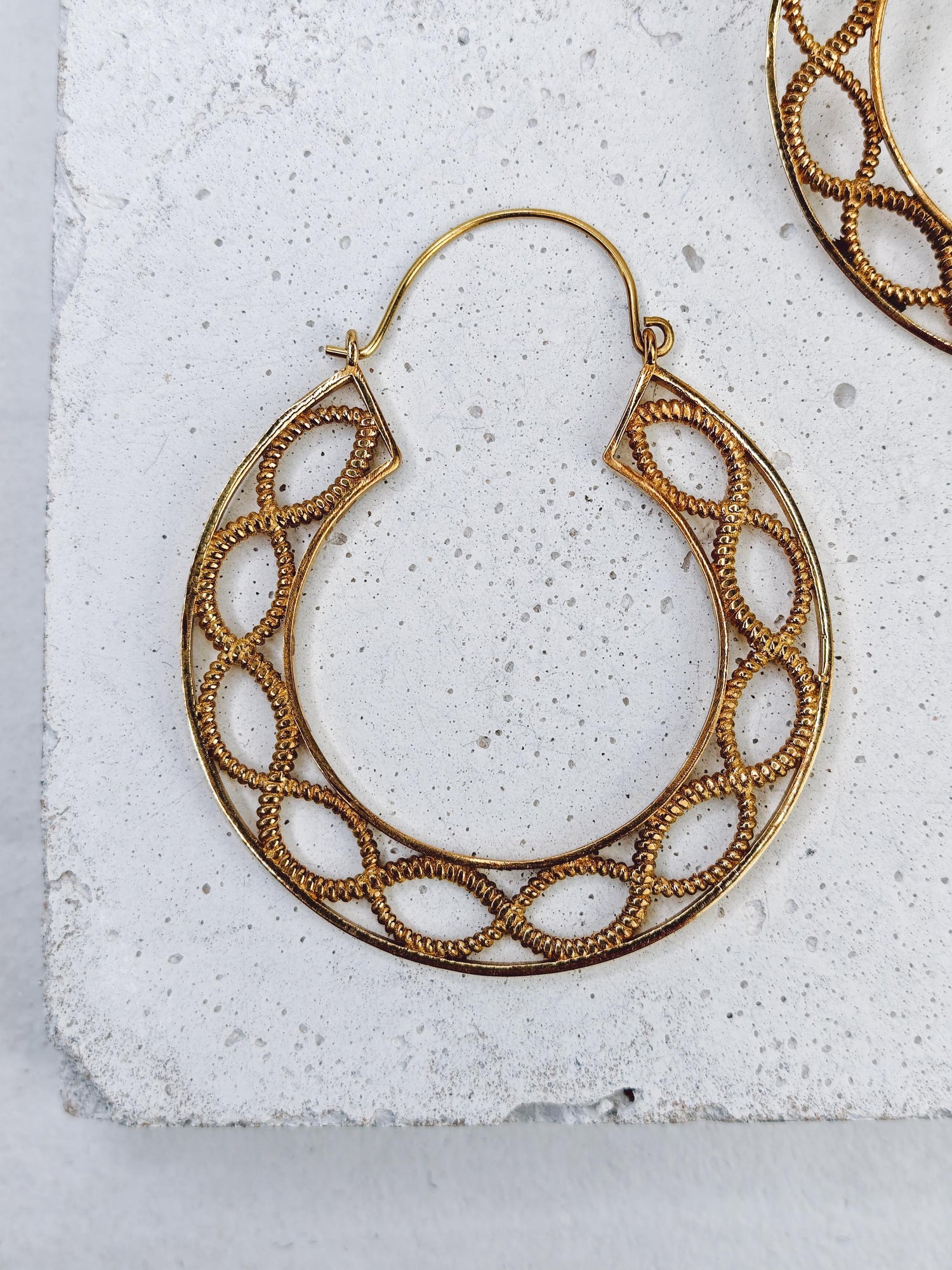 Große goldene Mandala Messing Creolen, Indische Messing Ohrringe, Boho-Hippie-Ohrringe