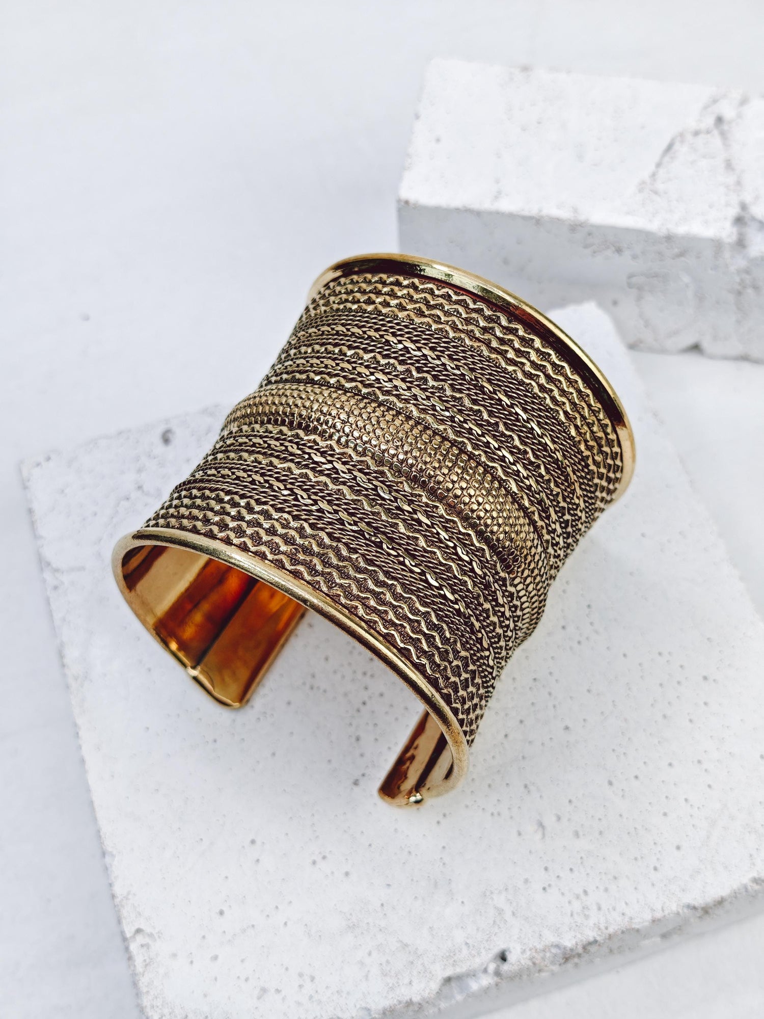 Breiter Chunky Messing Armreif, Verstellbarer Statement Armreif, Manschettenarmband aus goldenem Messing
