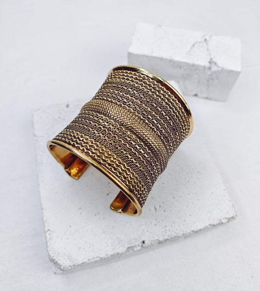 Breiter Chunky Messing Armreif, Verstellbarer Statement Armreif, Manschettenarmband aus goldenem Messing