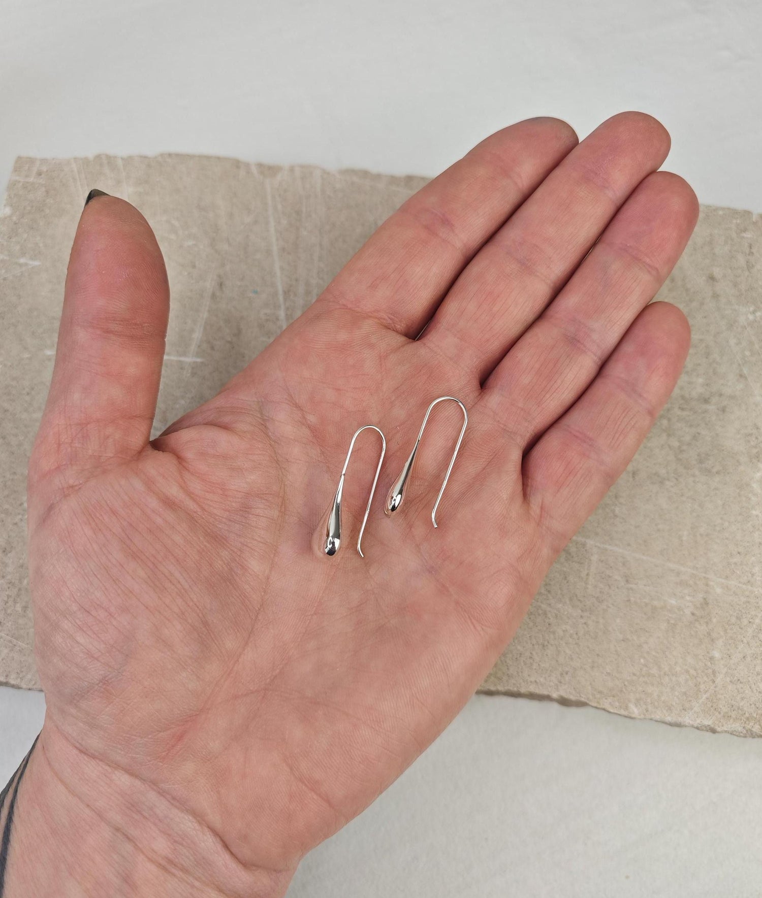 Drop earrings made of 925 silver, small hanging earrings, drop-shaped teardrop minimalist earrings made of sterling silver drop