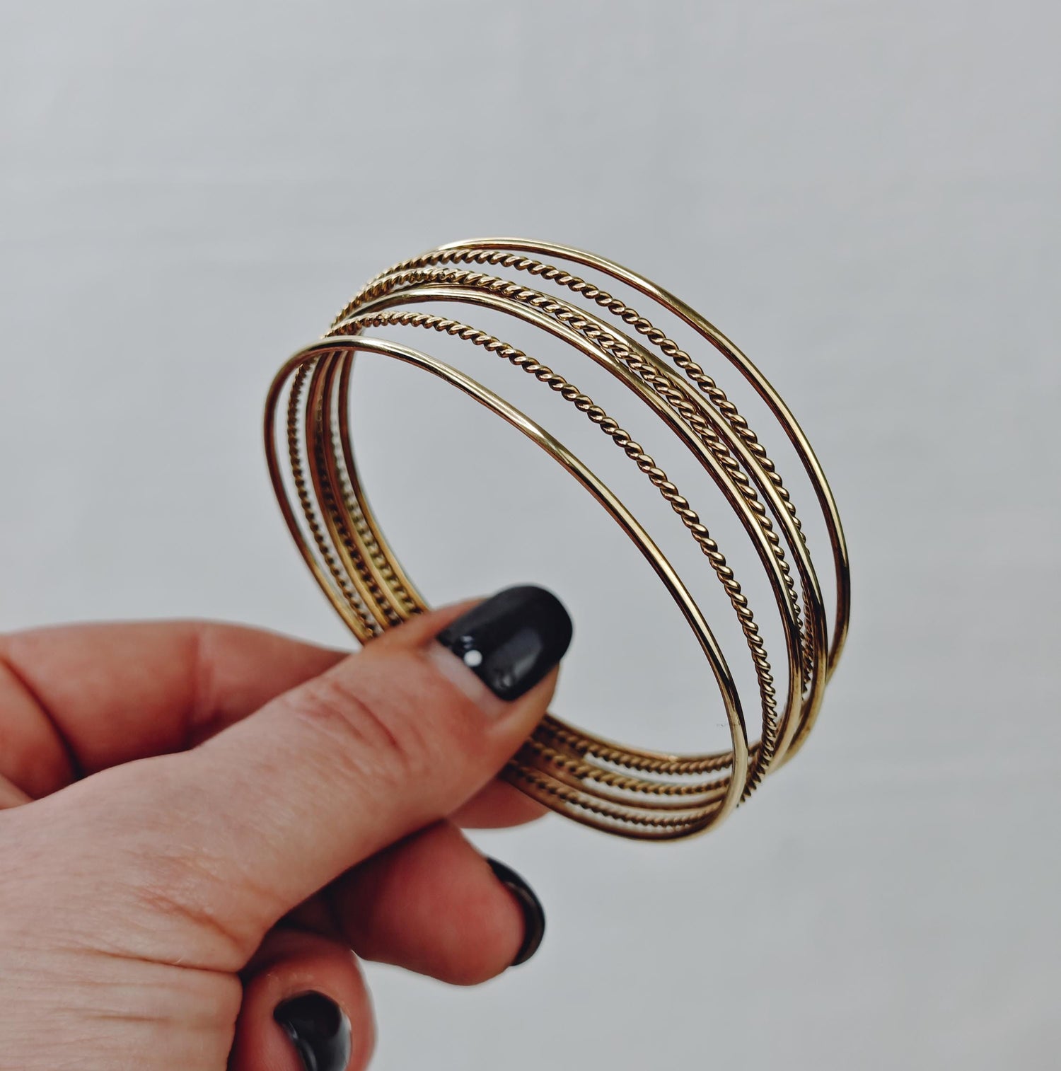 Bracelet jonc en laiton doré, jonc « Semainier » composé de 7 créoles, 7 joncs en un, jonc statement, lot de 7 joncs torsadés en or