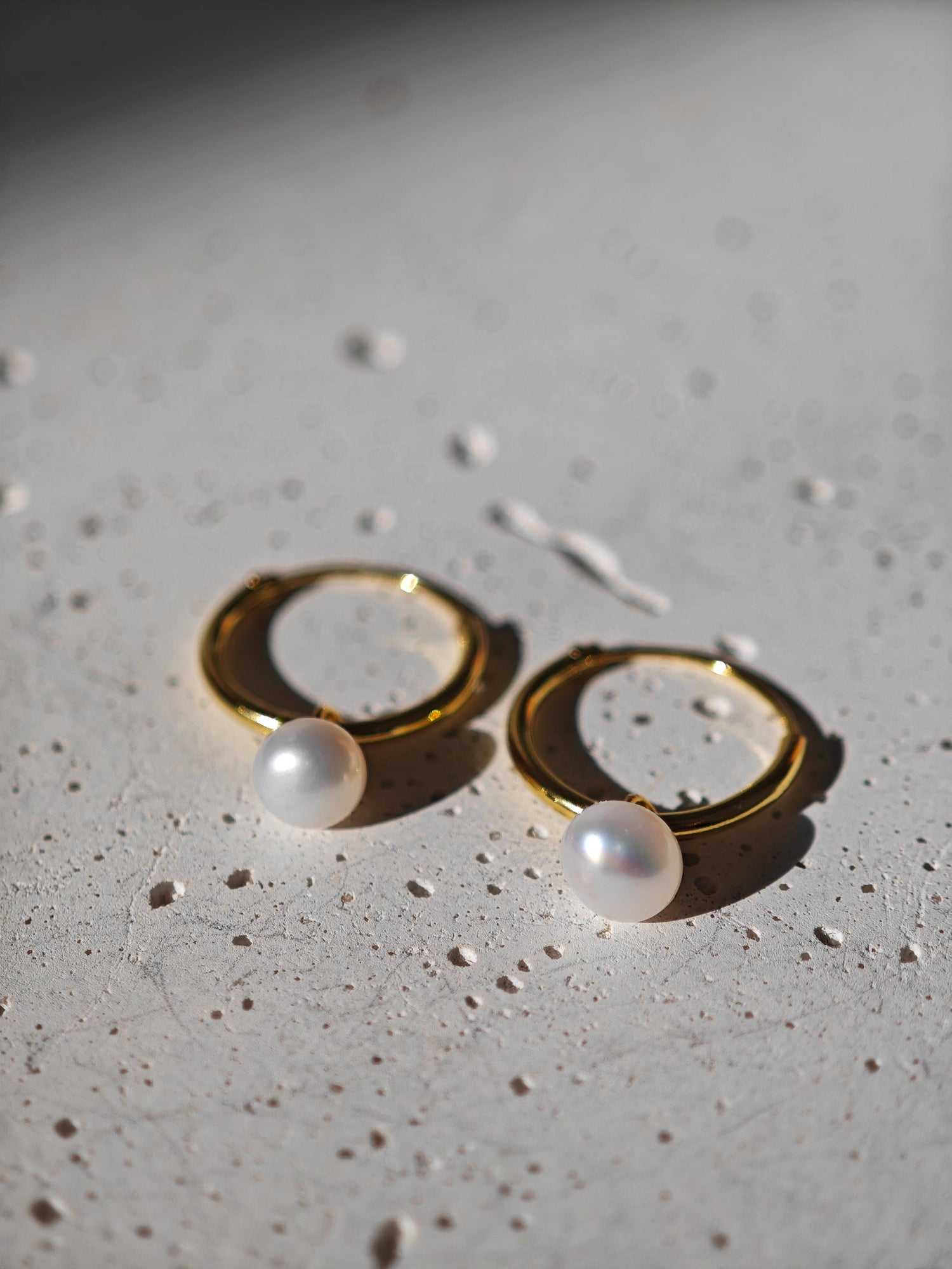 Mini créoles en argent 925 plaqué or 14 carats et petites breloques en perles d'eau douce, petites boucles d'oreilles en perles d'eau douce plaquées or