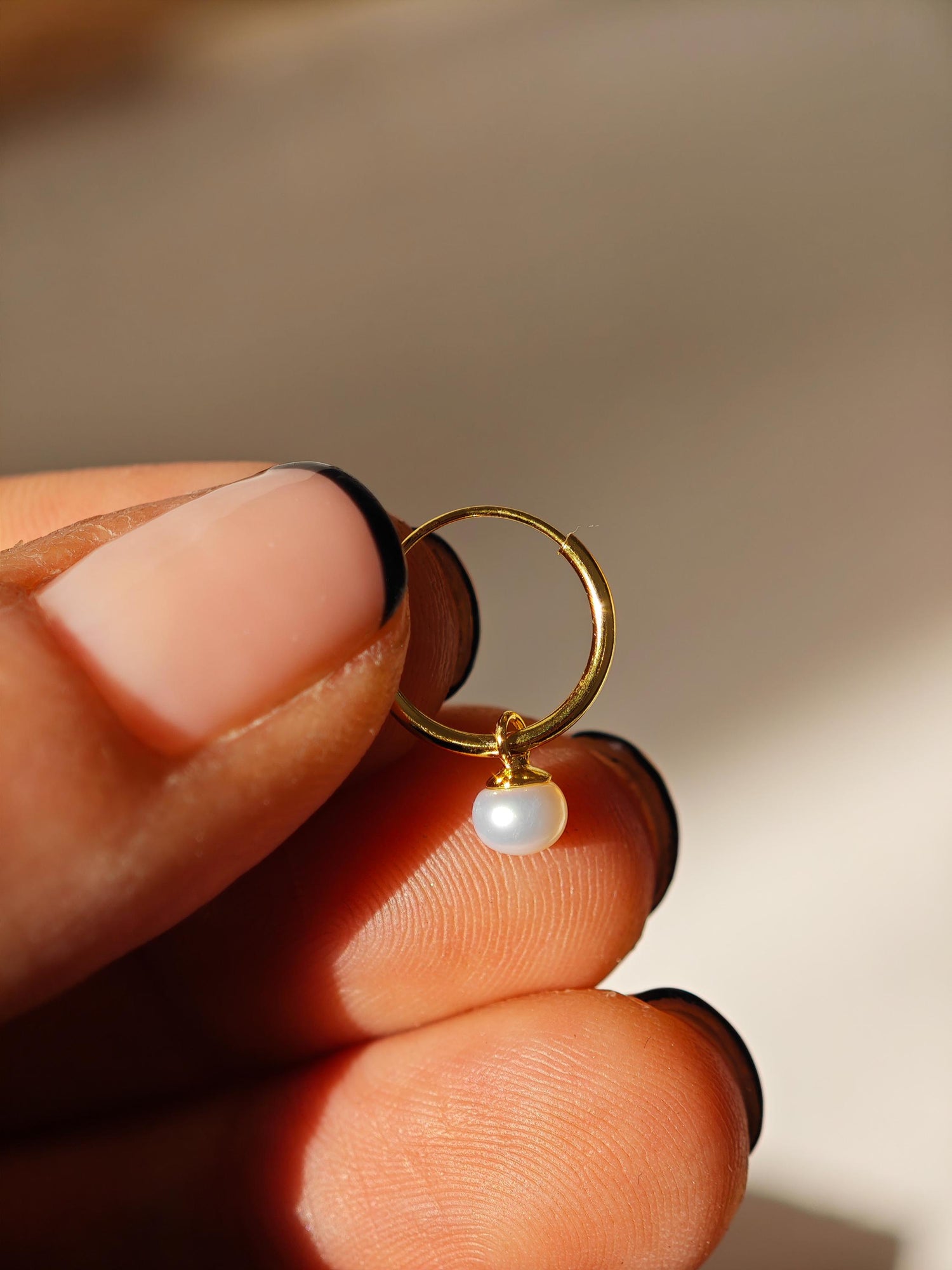 Mini créoles en argent 925 plaqué or 14 carats et petites breloques en perles d'eau douce, petites boucles d'oreilles en perles d'eau douce plaquées or