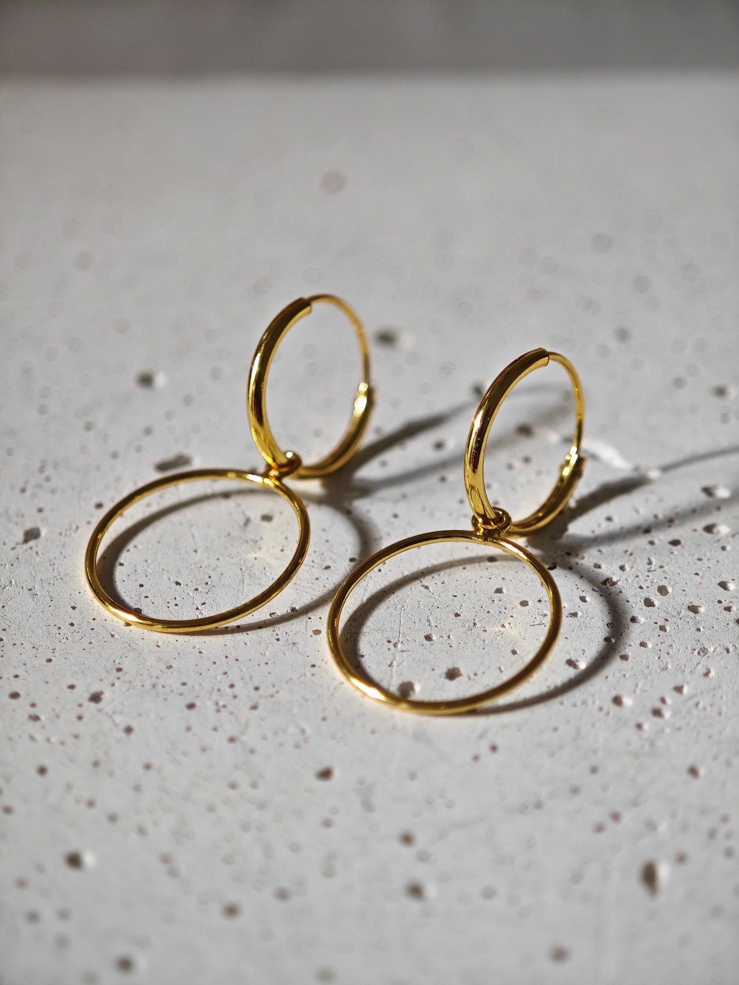 Mini boucles d'oreilles créoles en argent 925 plaqué or 14 carats et petites breloques rondes