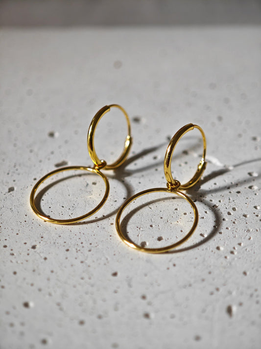 Mini Creolen aus 925 Silber mit 14 Karat Vergoldung und kleinen Kreis Charms