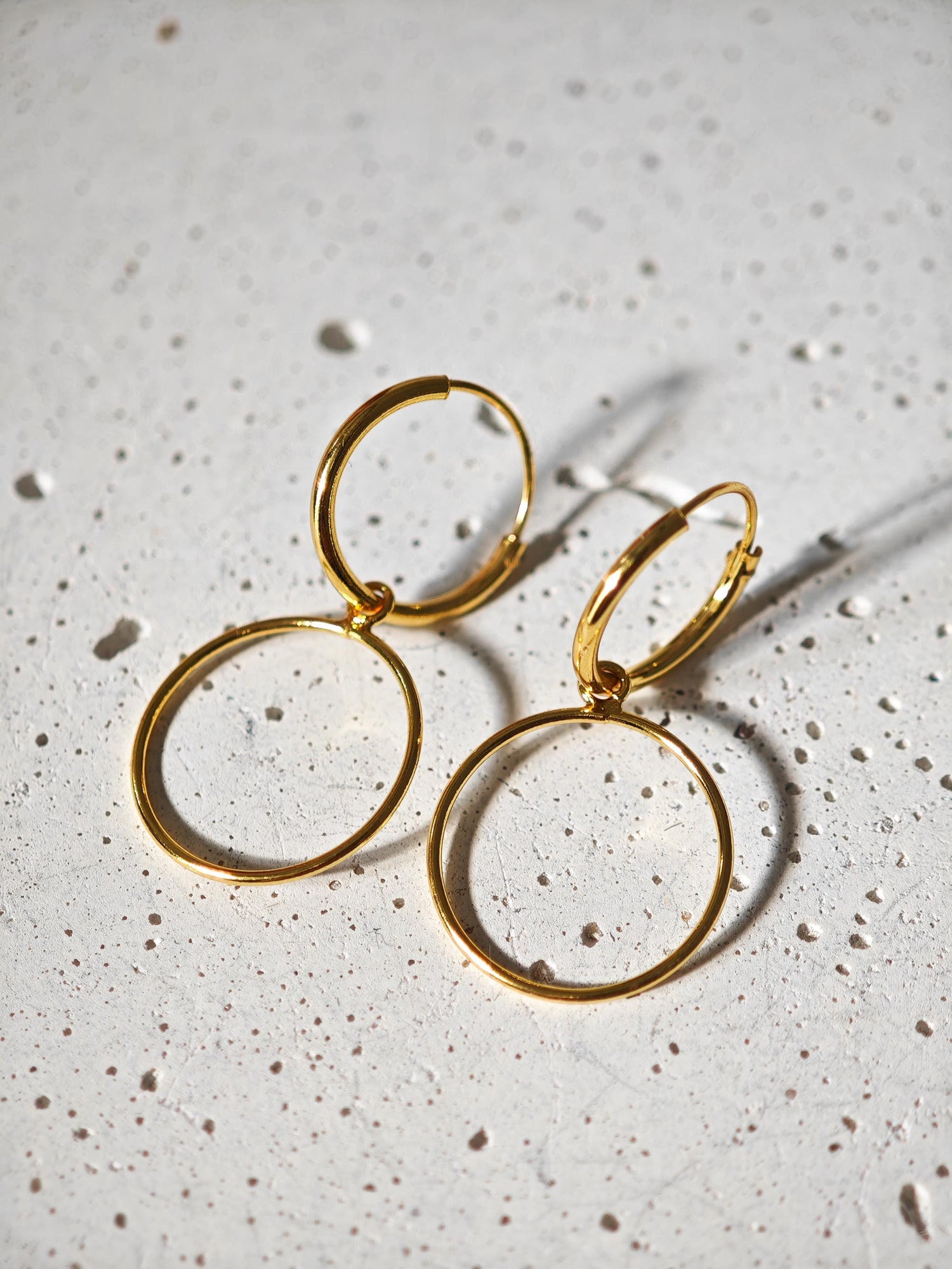 Mini boucles d'oreilles créoles en argent 925 plaqué or 14 carats et petites breloques rondes