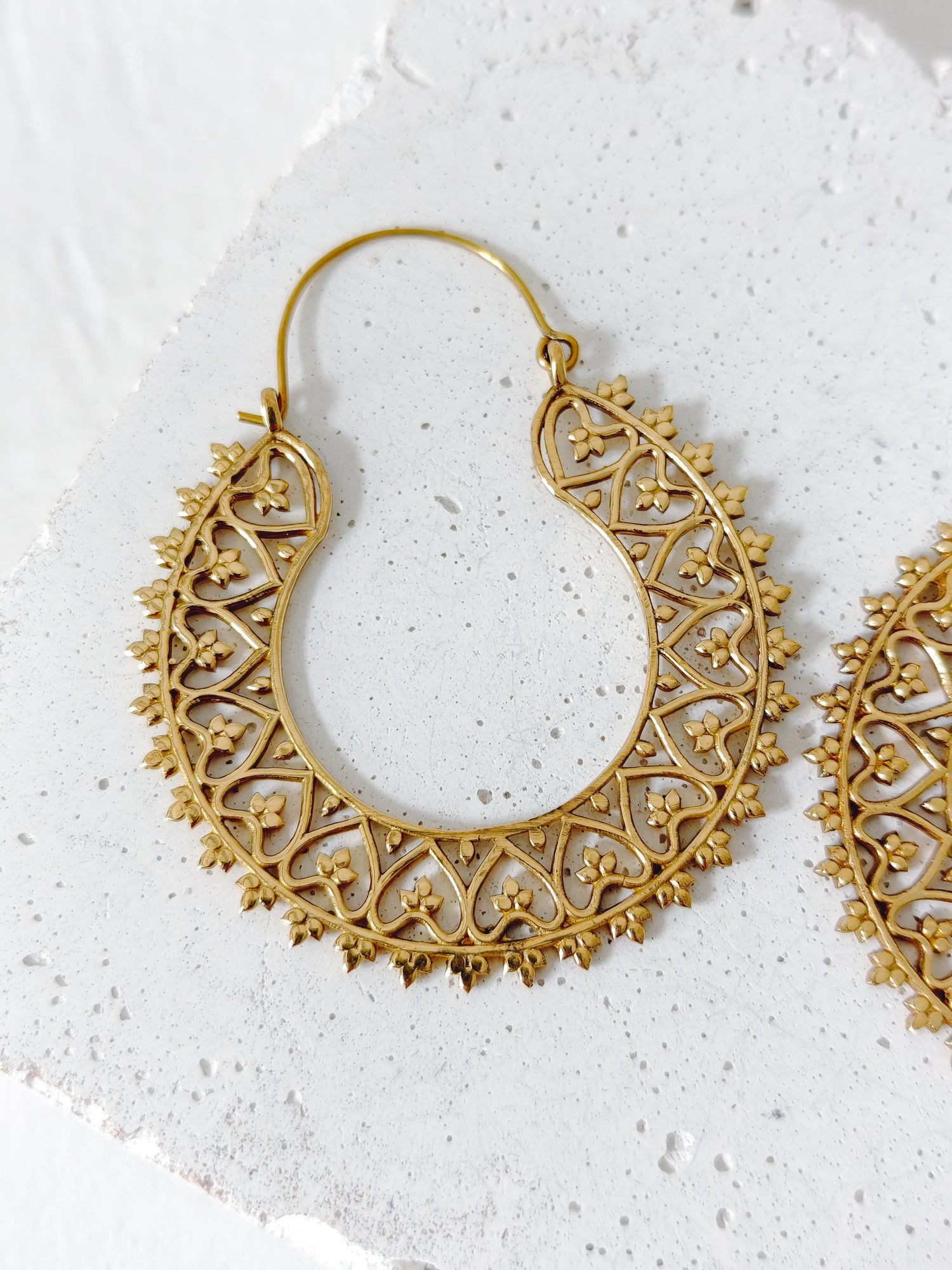 Große goldene Mandala Messing Creolen, Indische Messing Ohrringe, Boho-Hippie Ohrringe mit Herz-Design