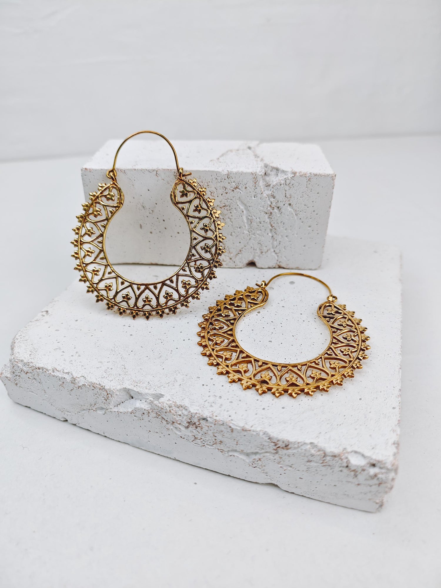 Große goldene Mandala Messing Creolen, Indische Messing Ohrringe, Boho-Hippie Ohrringe mit Herz-Design