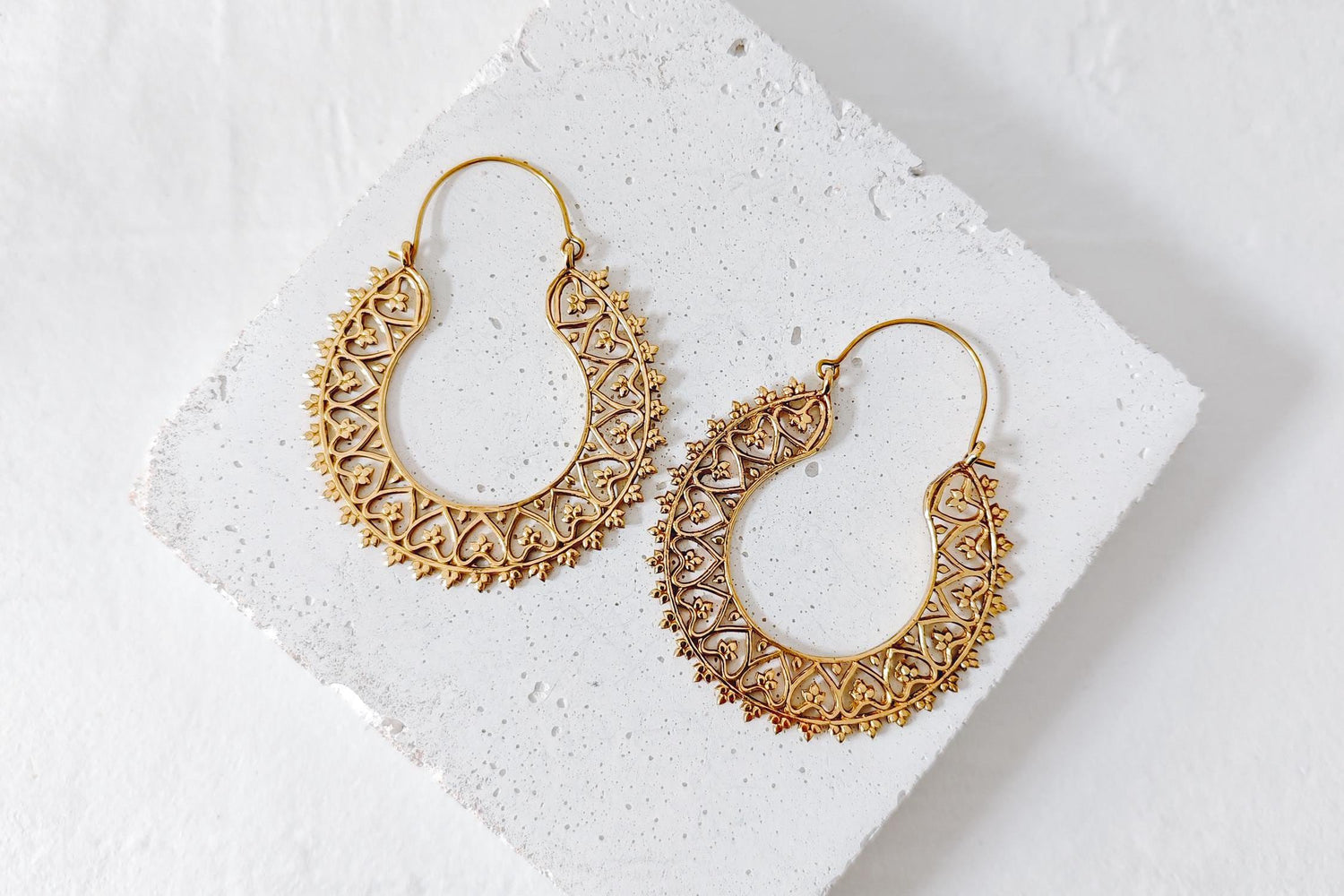 Große goldene Mandala Messing Creolen, Indische Messing Ohrringe, Boho-Hippie Ohrringe mit Herz-Design
