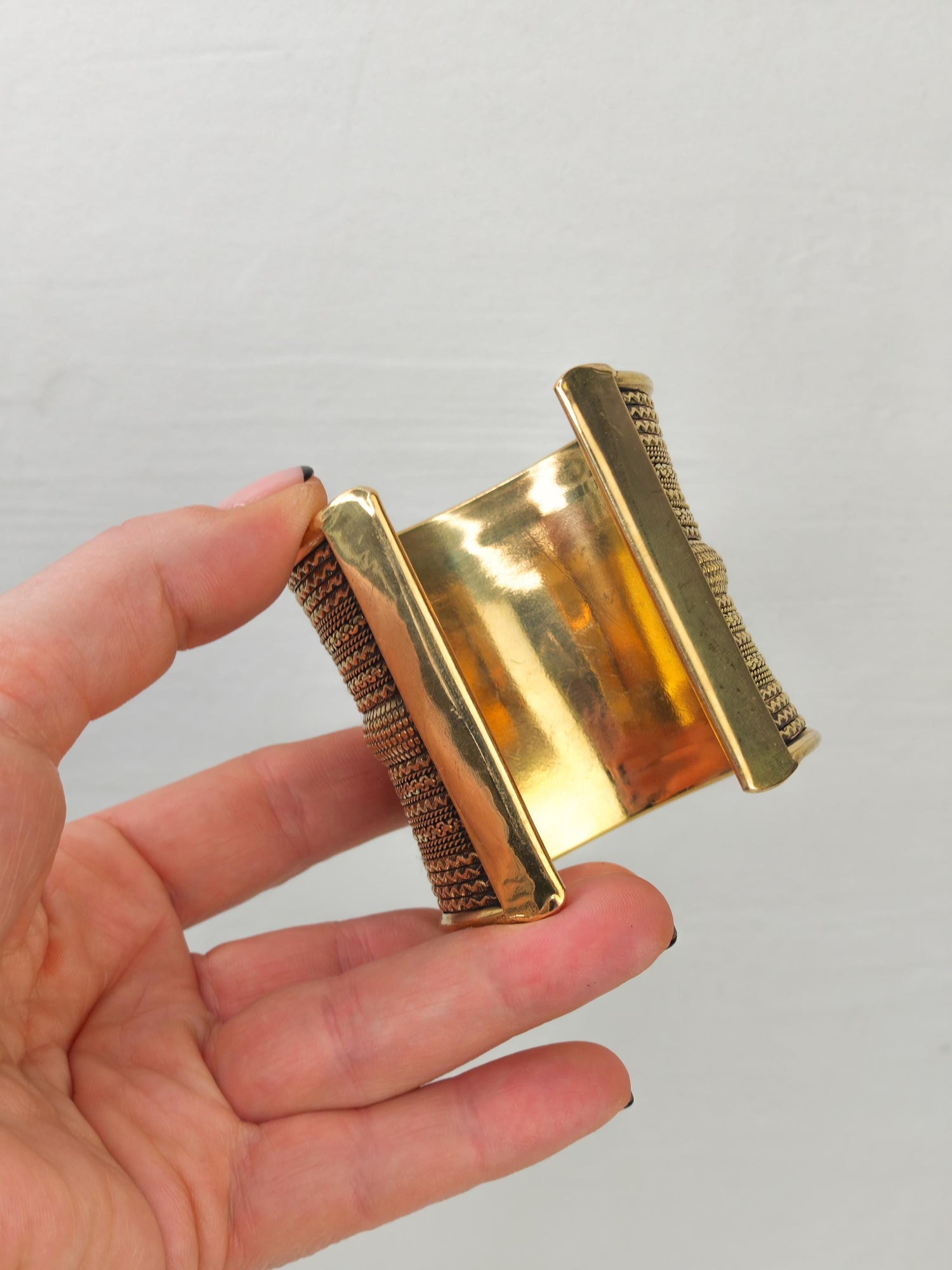 Breiter Chunky Messing Armreif, Verstellbarer Statement Armreif, Manschettenarmband aus goldenem Messing