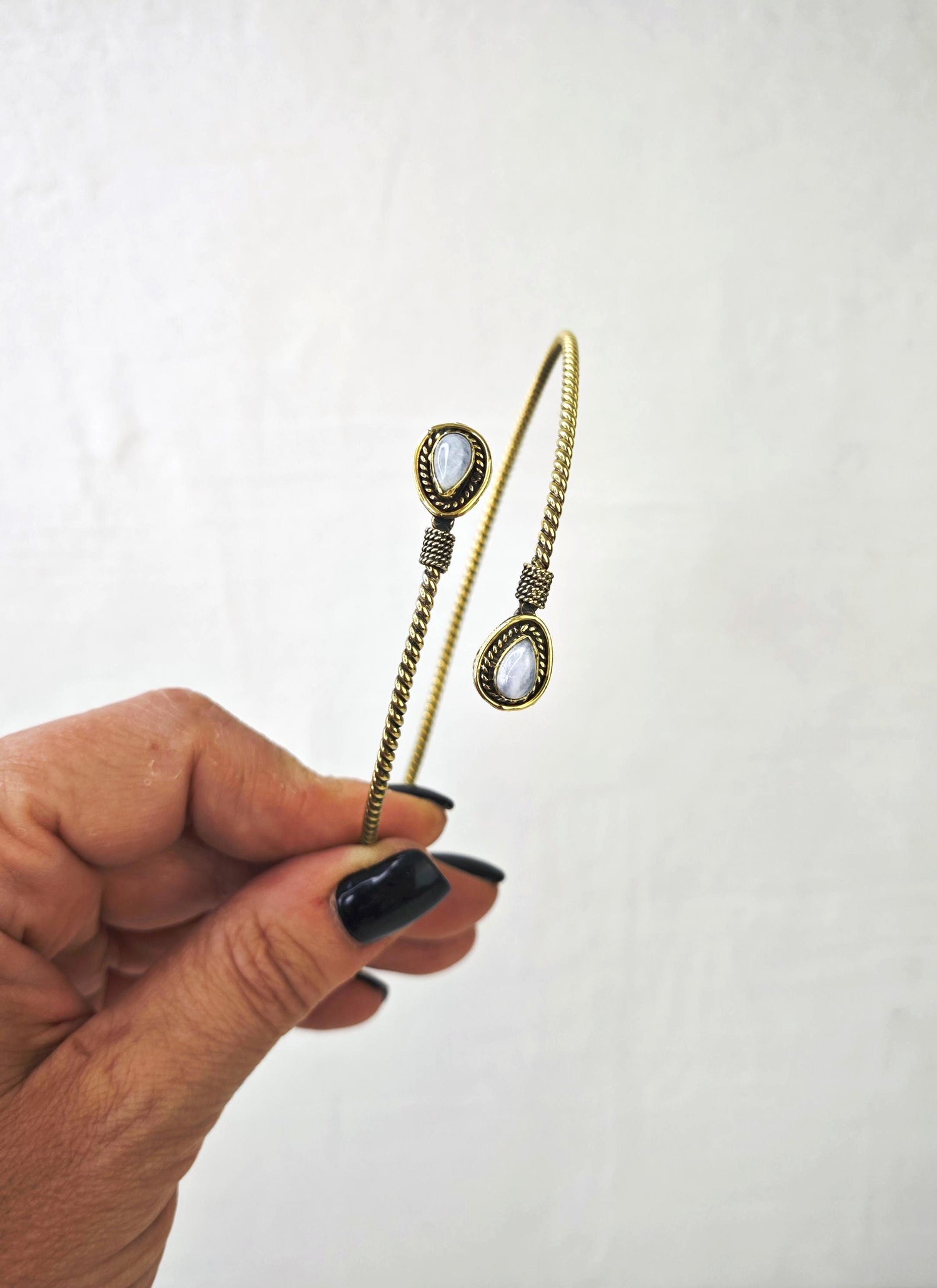 Goldener verstellbarer Oberarmreif, Twisted, Tropfen Mondstein, Oberarm Armreif aus Messing, schlicht minimalistisch, Oberarm Armband