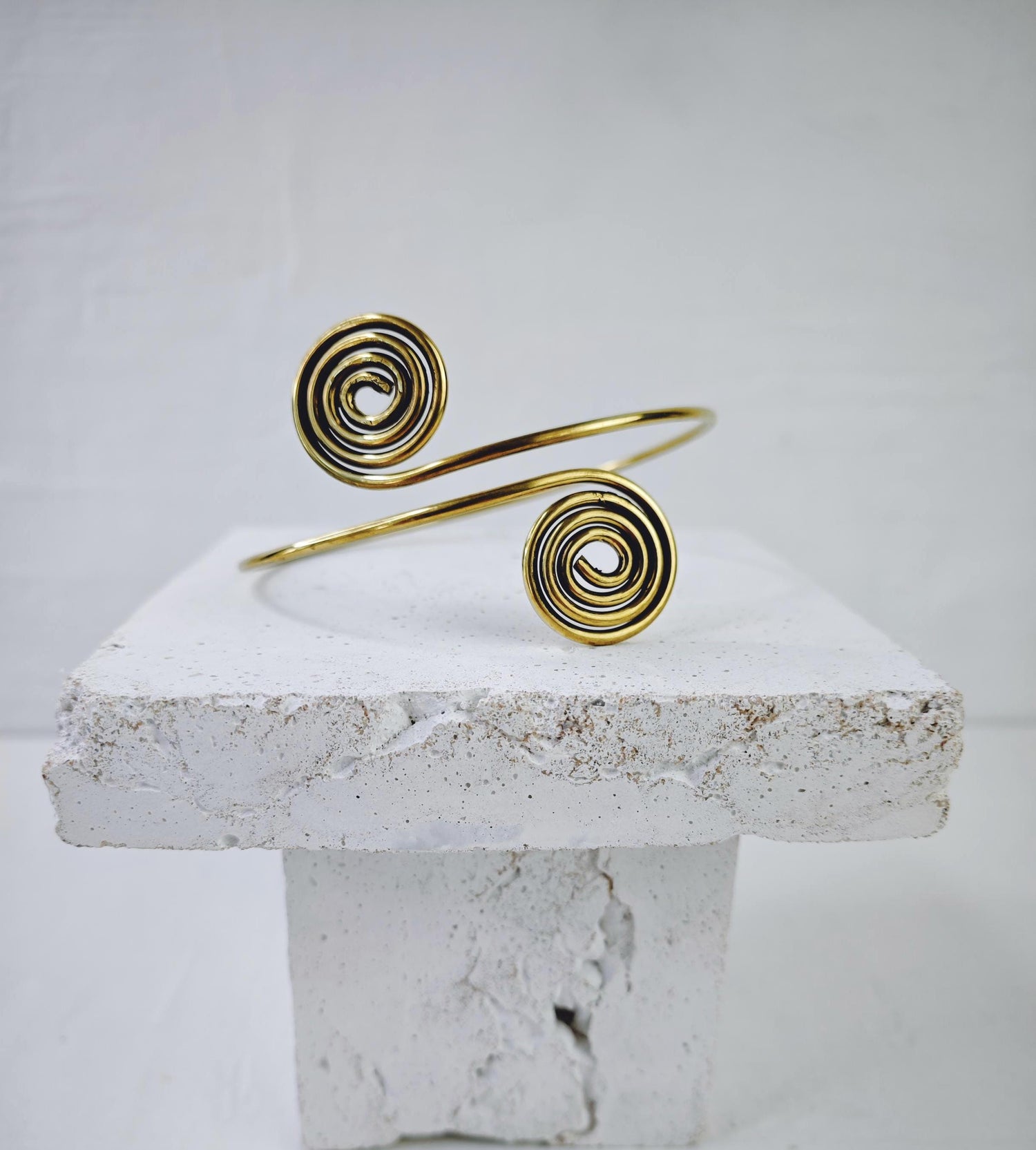 Golden adjustable upper arm bracelet, spiral bangle made of brass, Bali Boho upper arm bracelet, festival upper arm bracelet, statement bangle gold
