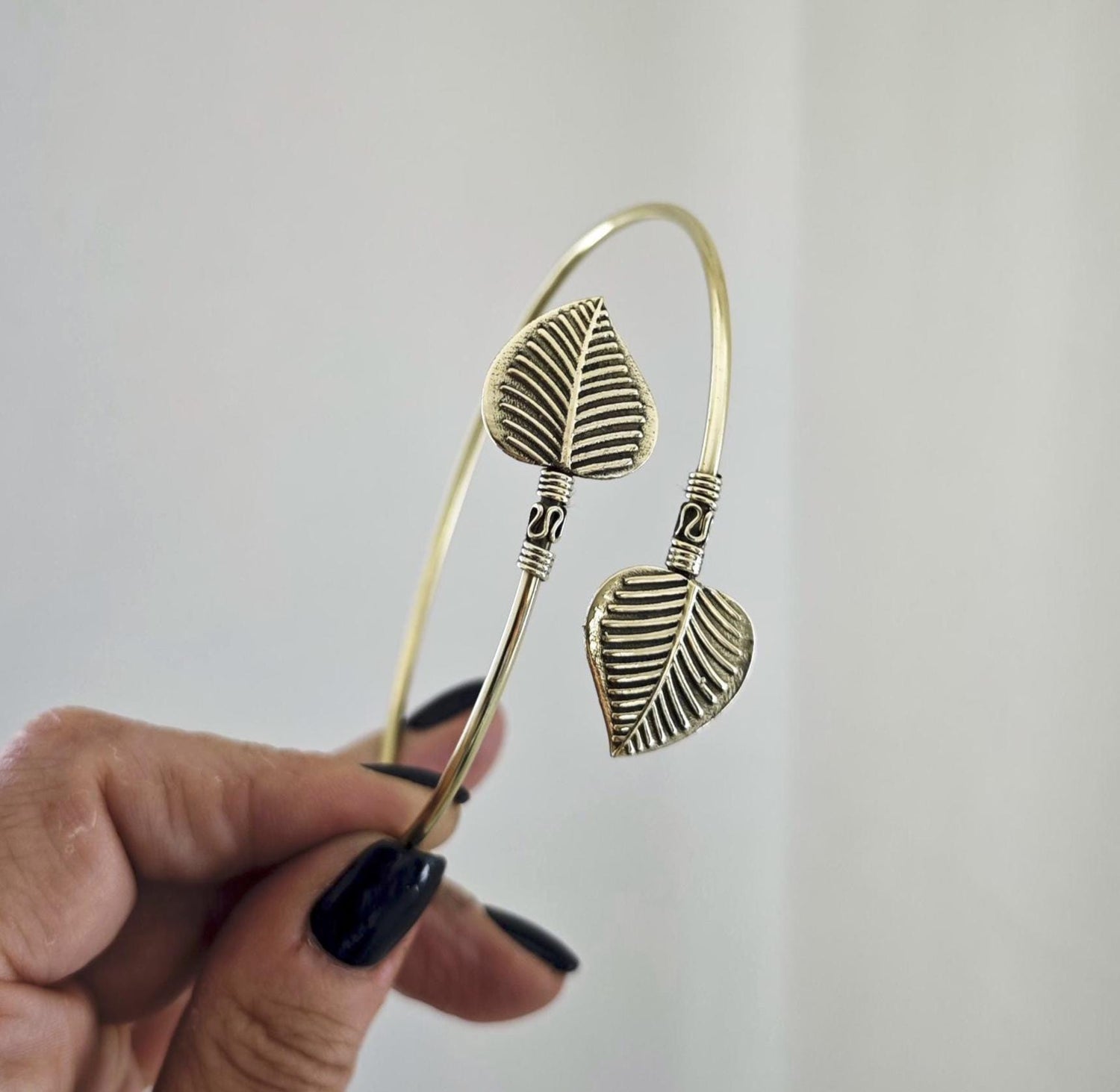 Golden adjustable upper arm bracelet, leaf, leaves bangle made of brass, boho upper arm bracelet, festival upper arm bracelet, elf nature bangle gold
