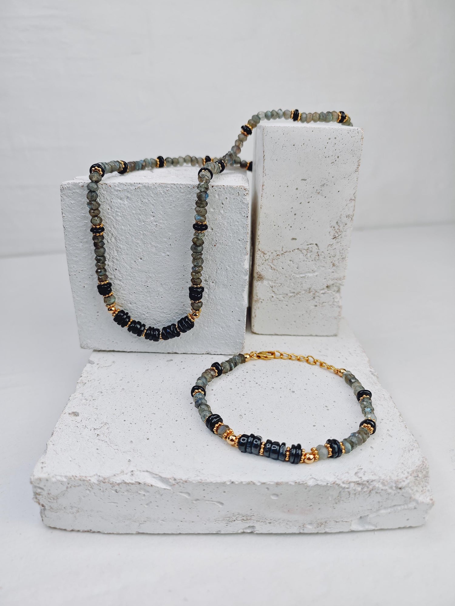 Labradorit Perlenkette mit 18K vergoldete Perlen, Perlen Choker, Perlenhalskette aus Labradorit und Onyx schwarz