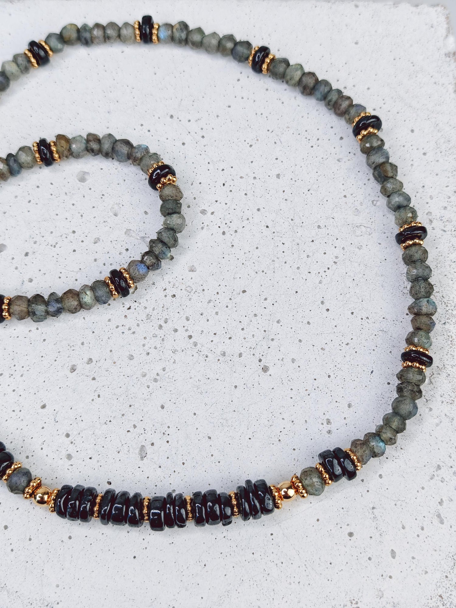 Labradorit Perlenkette mit 18K vergoldete Perlen, Perlen Choker, Perlenhalskette aus Labradorit und Onyx schwarz