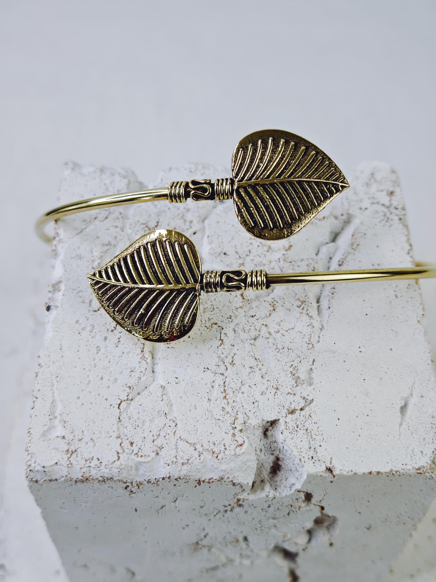Golden adjustable upper arm bracelet, leaf, leaves bangle made of brass, boho upper arm bracelet, festival upper arm bracelet, elf nature bangle gold