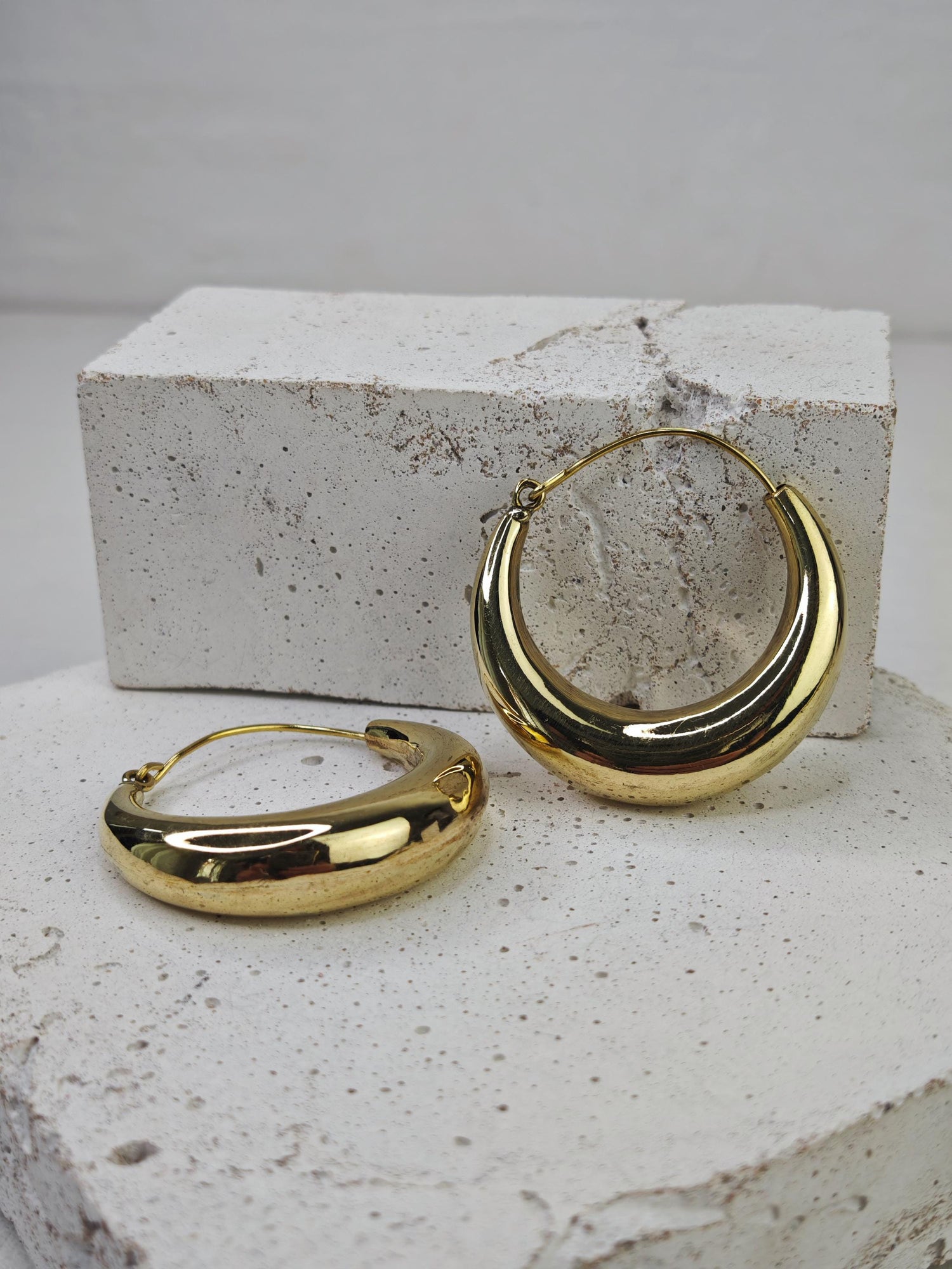 Grandes boucles d'oreilles créoles en laiton épais, boucles d'oreilles demi-lune tendance