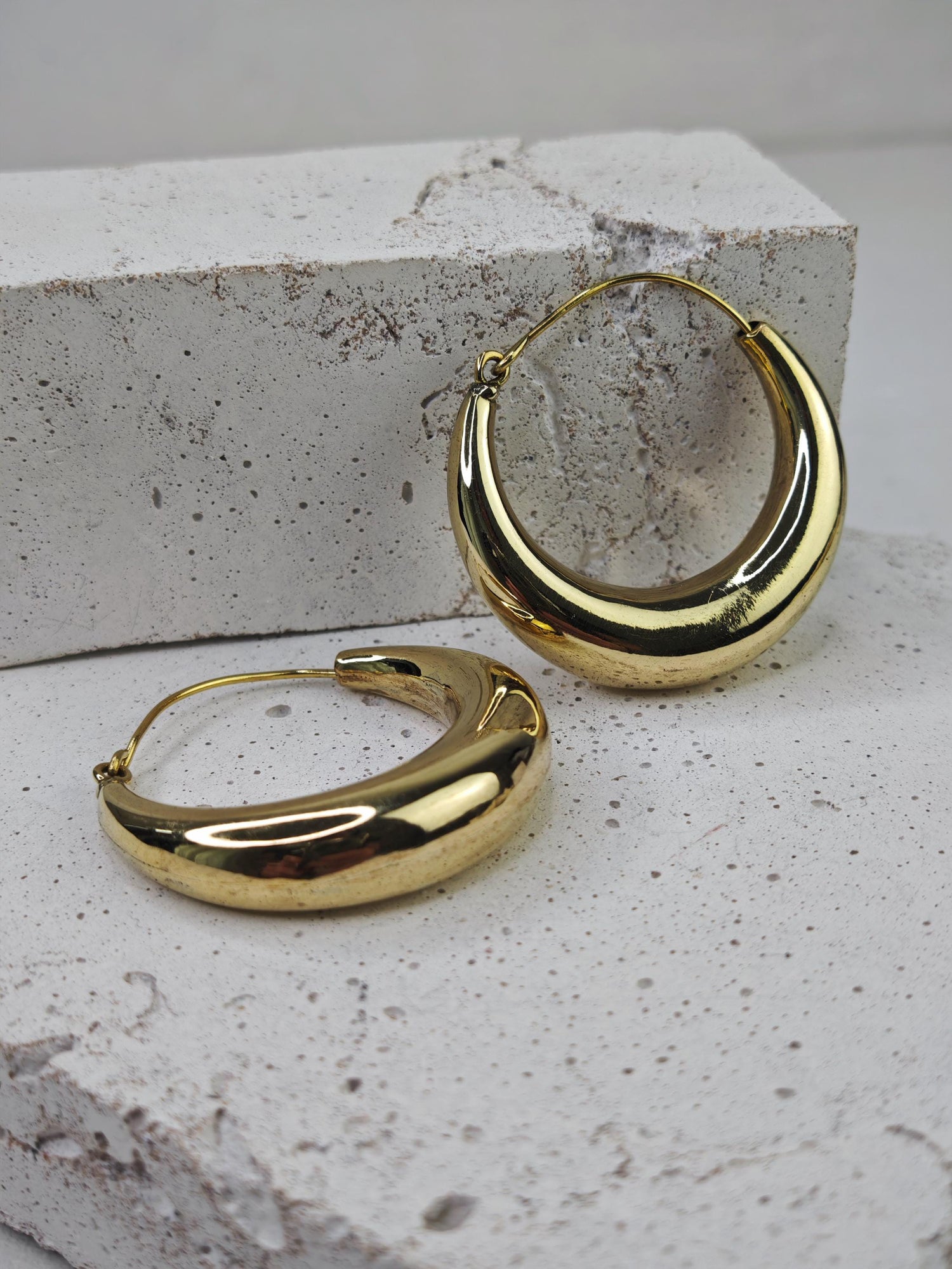 Grandes boucles d'oreilles créoles en laiton épais, boucles d'oreilles demi-lune tendance
