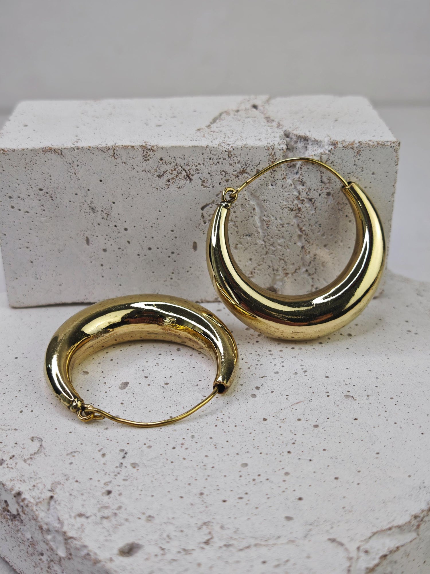 Grandes boucles d'oreilles créoles en laiton épais, boucles d'oreilles demi-lune tendance
