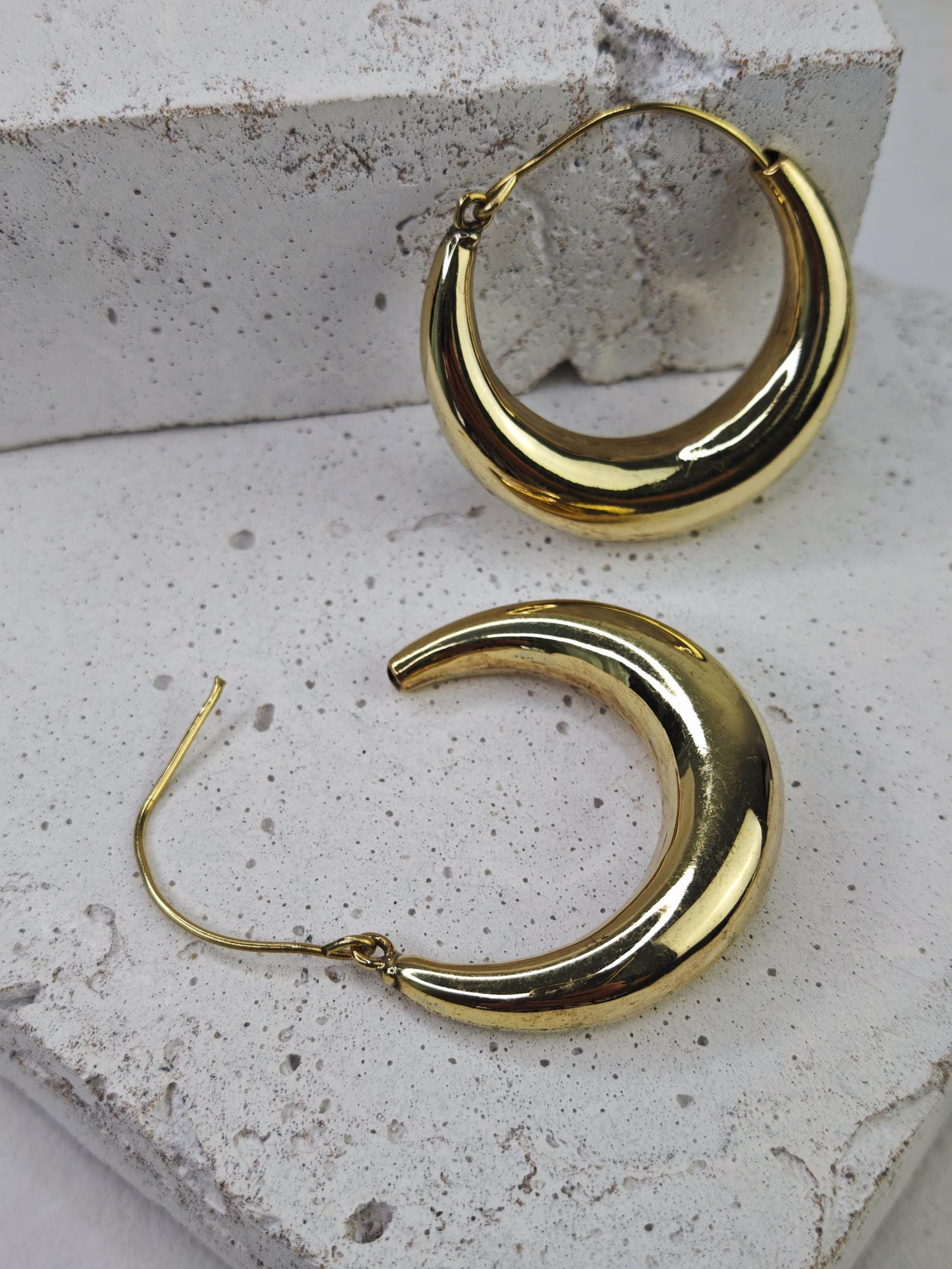 Grandes boucles d'oreilles créoles en laiton épais, boucles d'oreilles demi-lune tendance