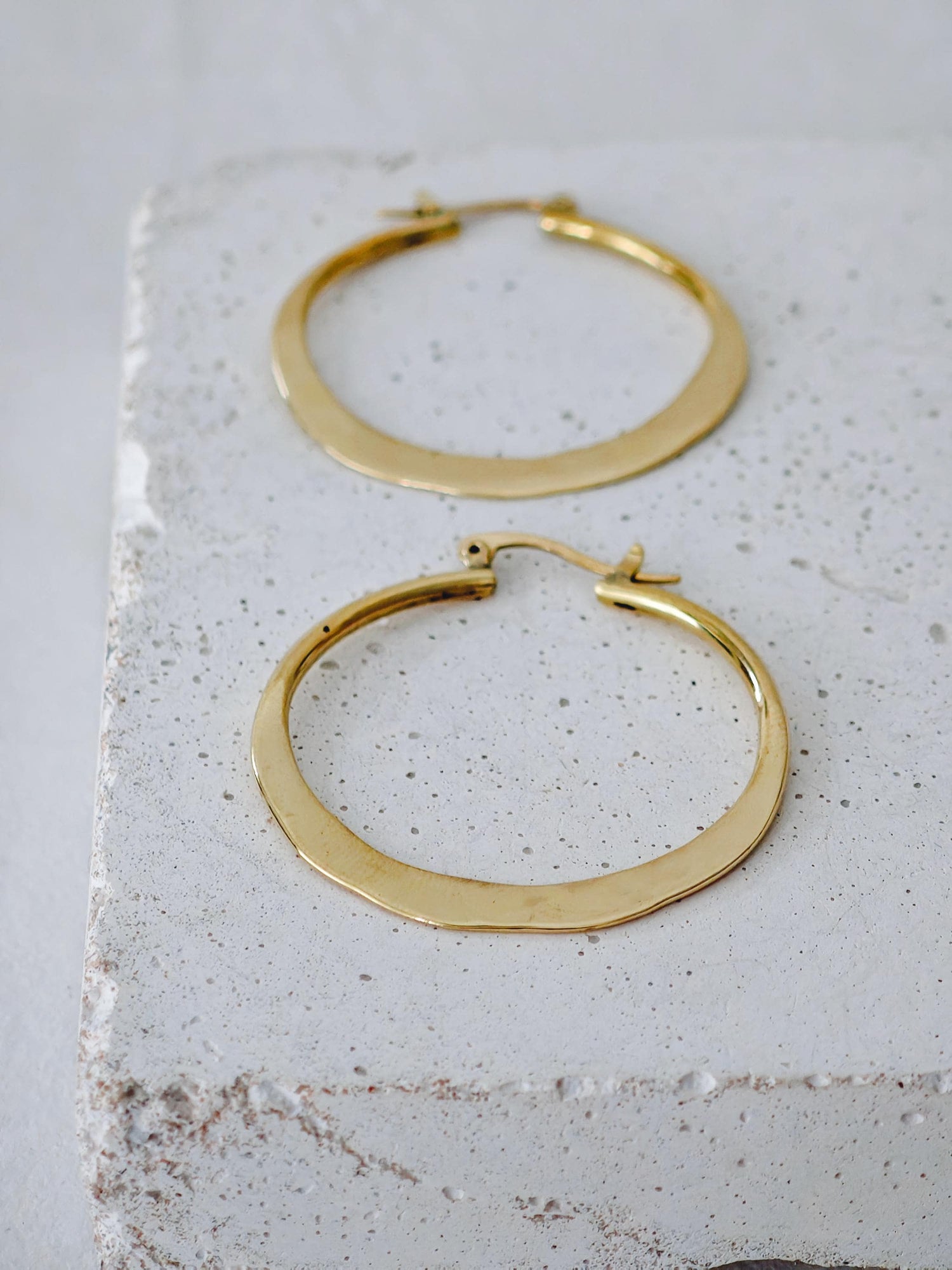 Flache Messing Creolen, Minimalistische Ohrringe gold, Creolen gehämmert, schlicht und fein