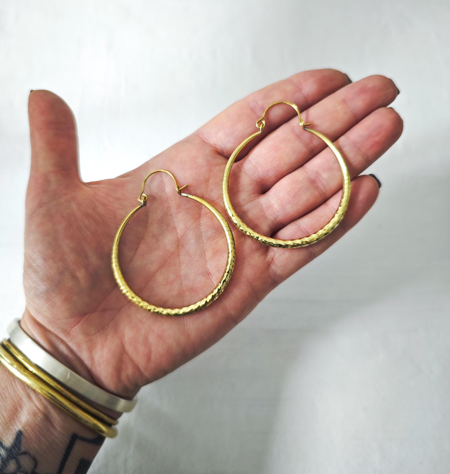 Grosse Messing Creolen, Statement Ohrringe gold, Diamantschliff,  Diamant Muster