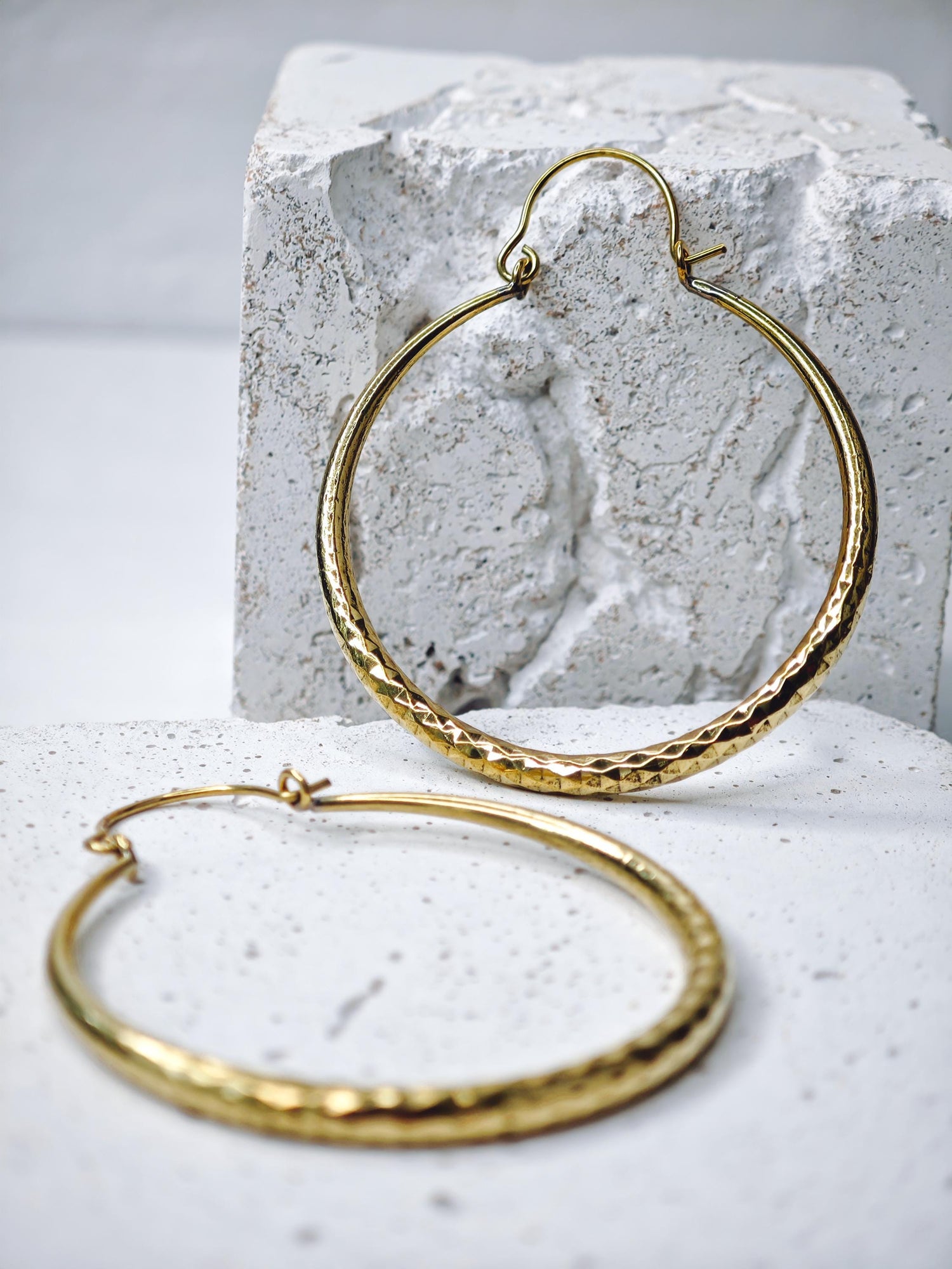 Grosse Messing Creolen, Statement Ohrringe gold, Diamantschliff,  Diamant Muster