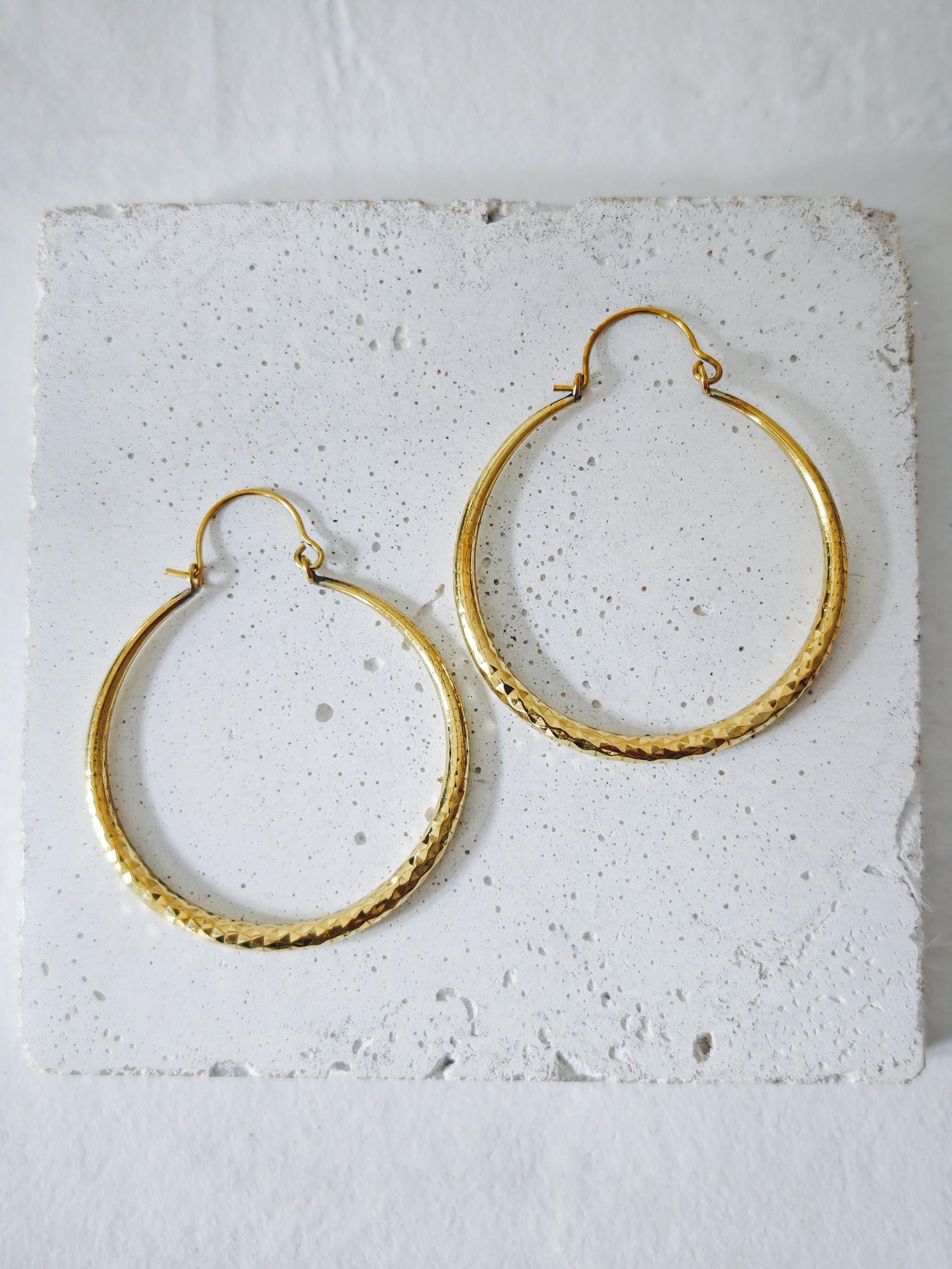 Grosse Messing Creolen, Statement Ohrringe gold, Diamantschliff,  Diamant Muster