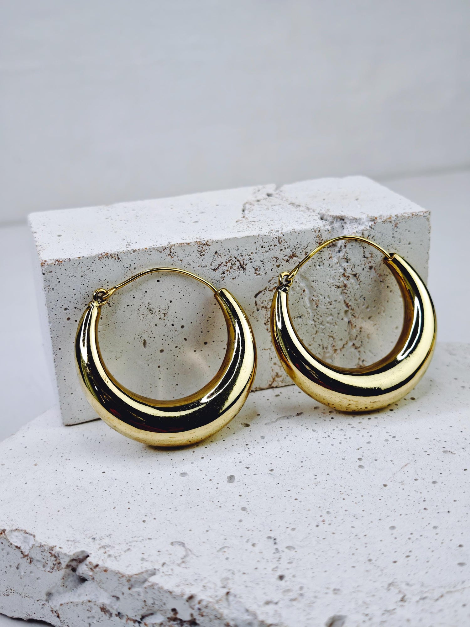 Grandes boucles d'oreilles créoles en laiton épais, boucles d'oreilles demi-lune tendance