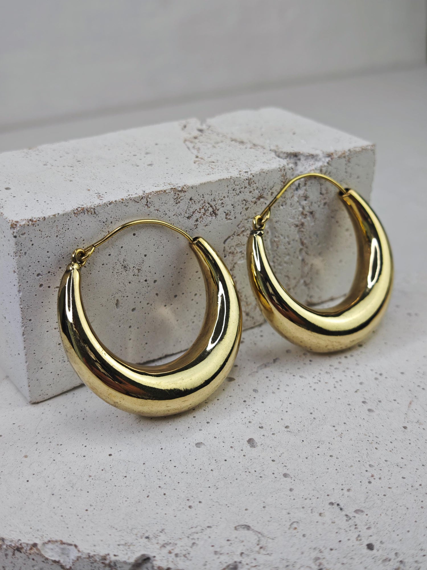 Grandes boucles d'oreilles créoles en laiton épais, boucles d'oreilles demi-lune tendance