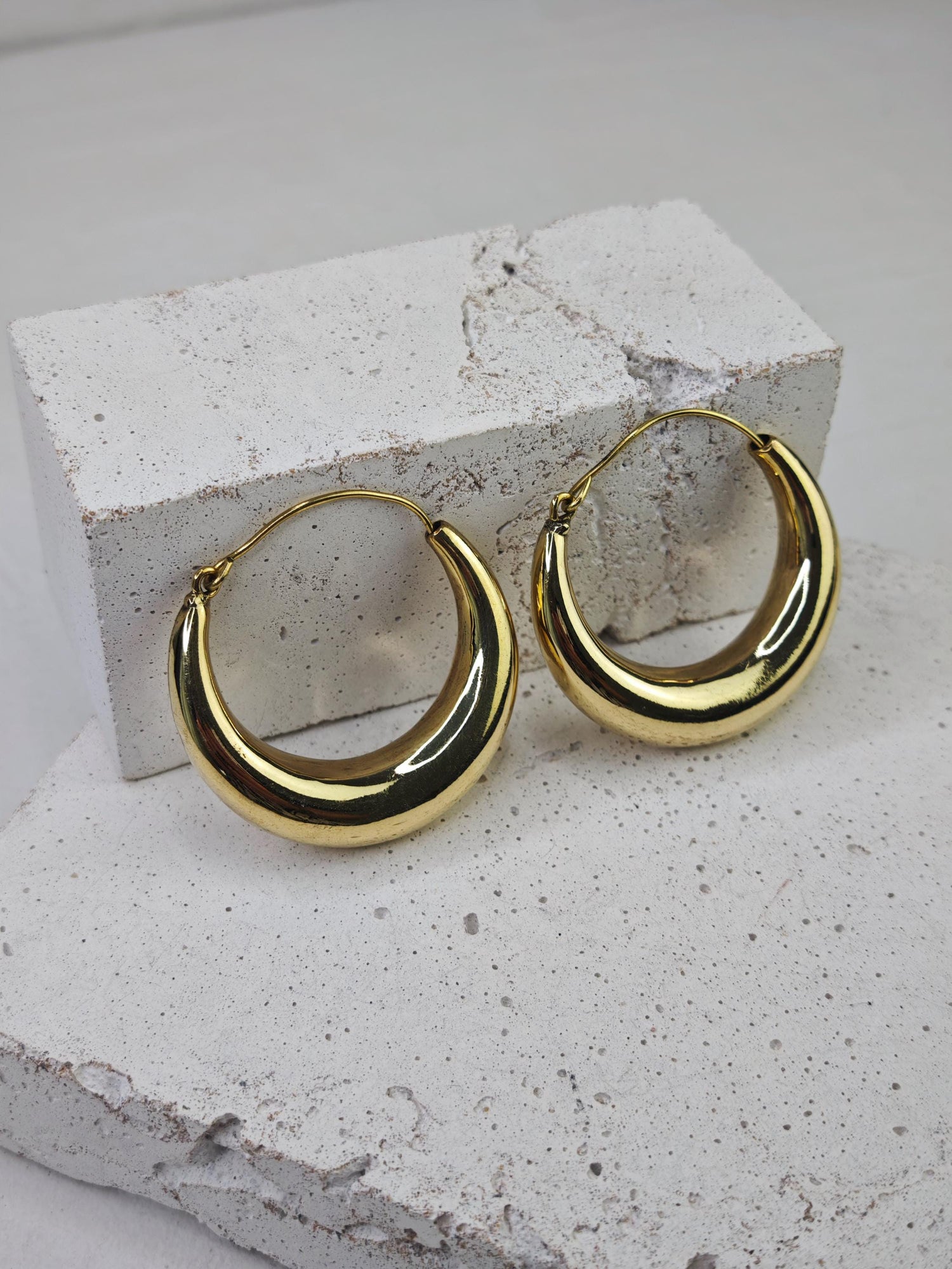 Grandes boucles d'oreilles créoles en laiton épais, boucles d'oreilles demi-lune tendance