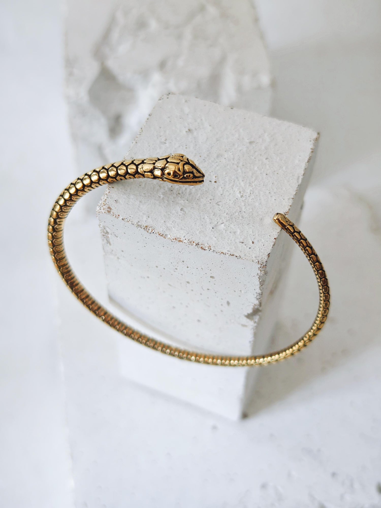 verstellbarer goldener Schlangen Armreif aus Messing,  Armreif Ouroboros aus goldenem Messing
