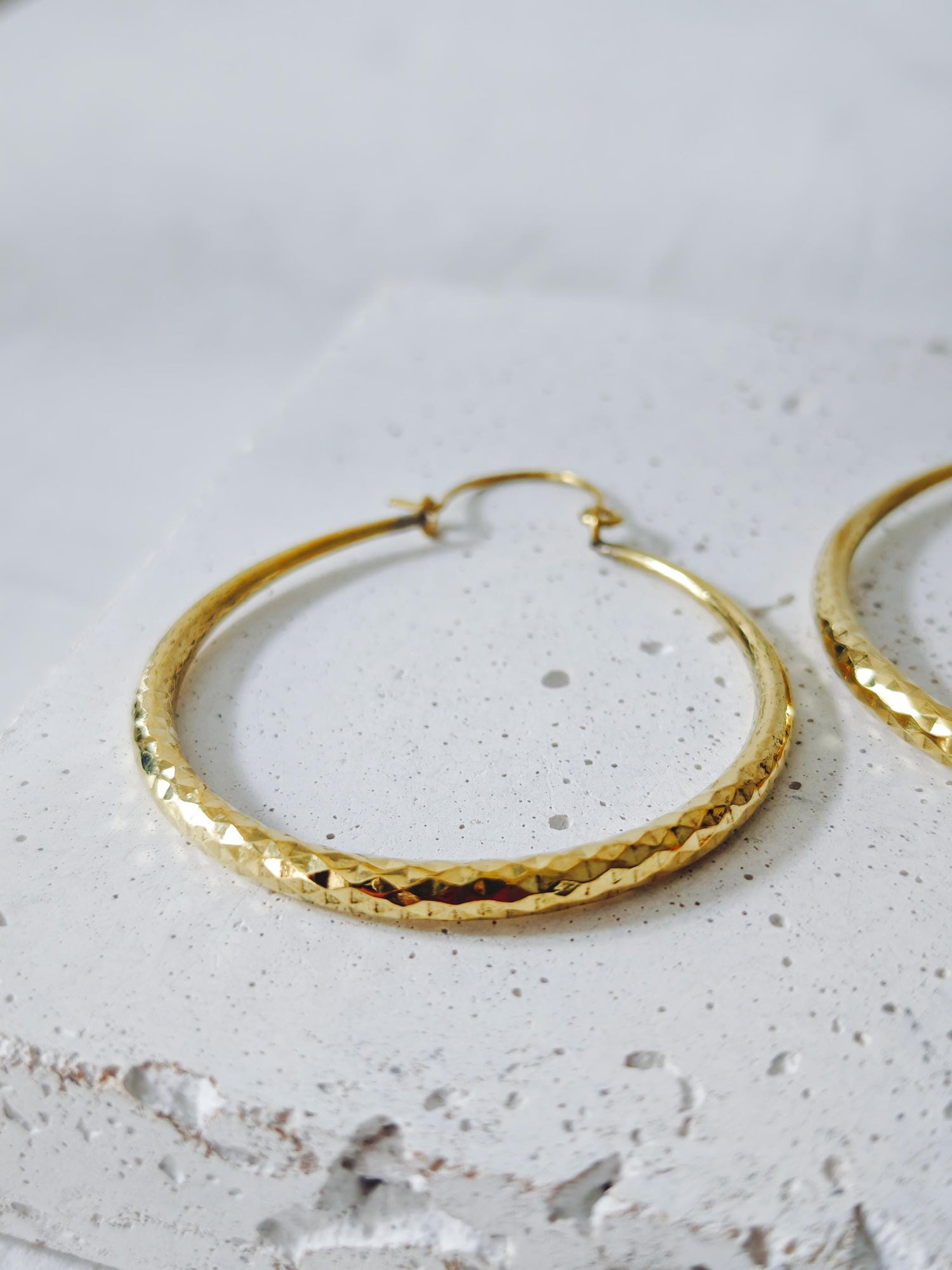 Grosse Messing Creolen, Statement Ohrringe gold, Diamantschliff,  Diamant Muster