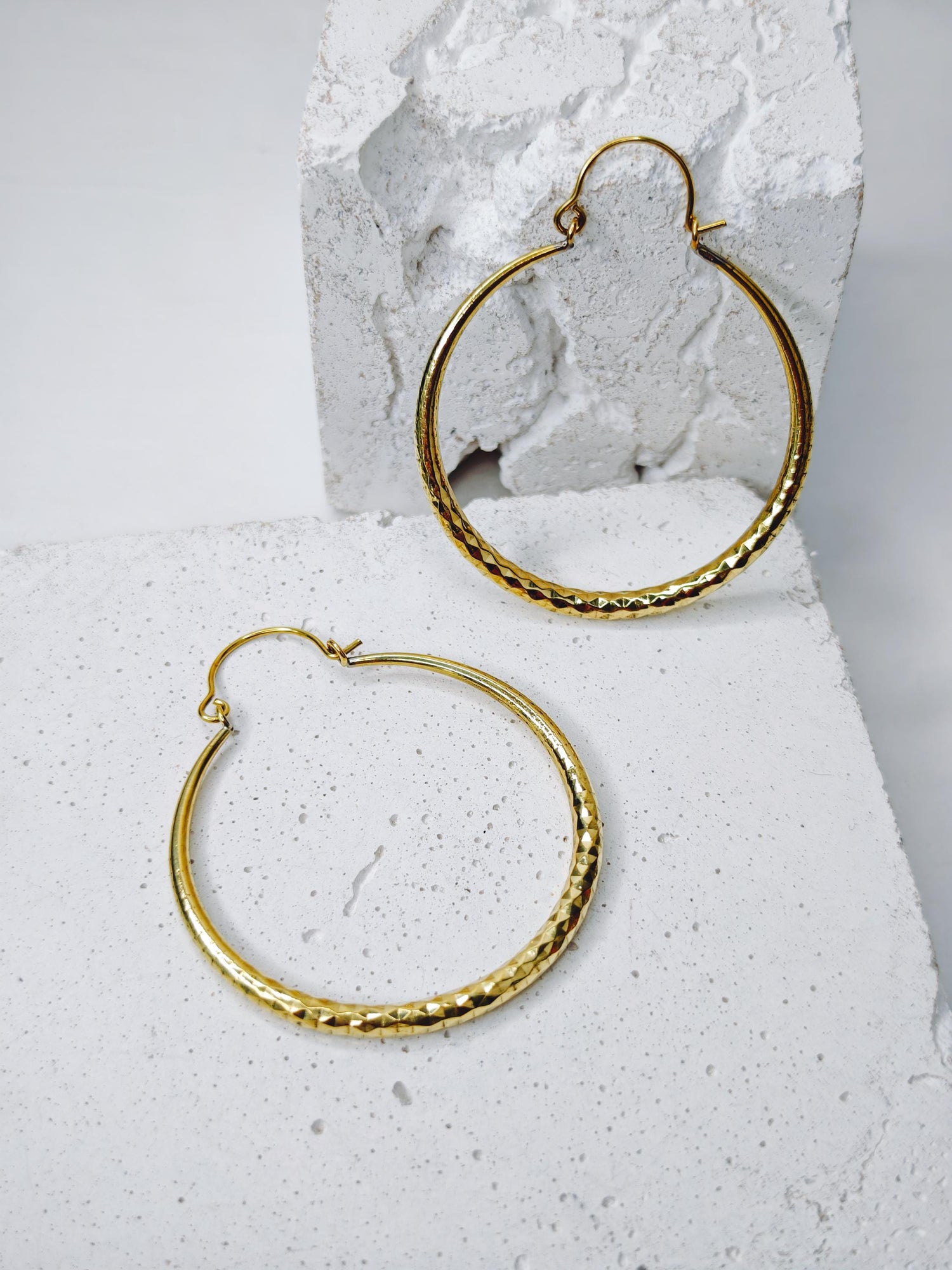 Grosse Messing Creolen, Statement Ohrringe gold, Diamantschliff,  Diamant Muster