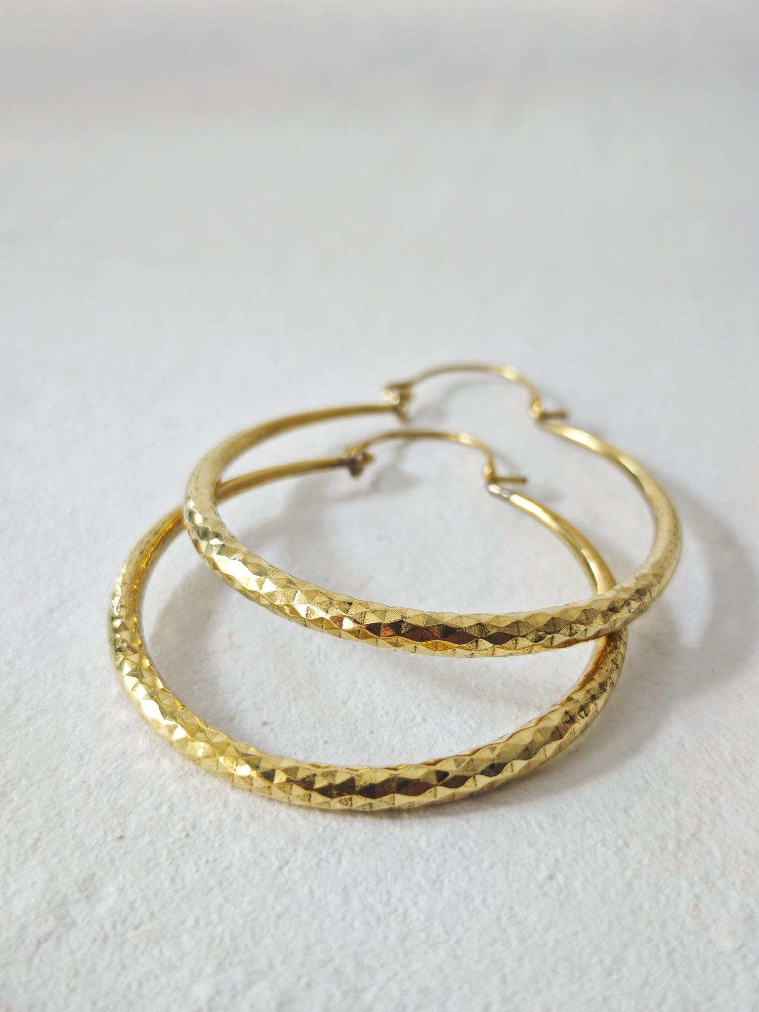 Grosse Messing Creolen, Statement Ohrringe gold, Diamantschliff,  Diamant Muster