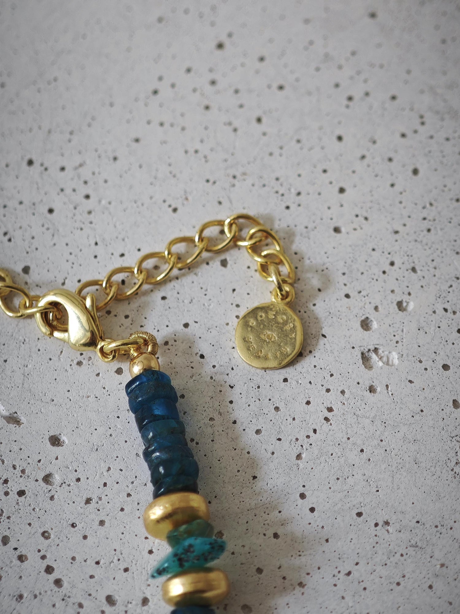 Perlenarmband handgemacht mit Amazonit und Apatit, Armband türkis, blau und gold