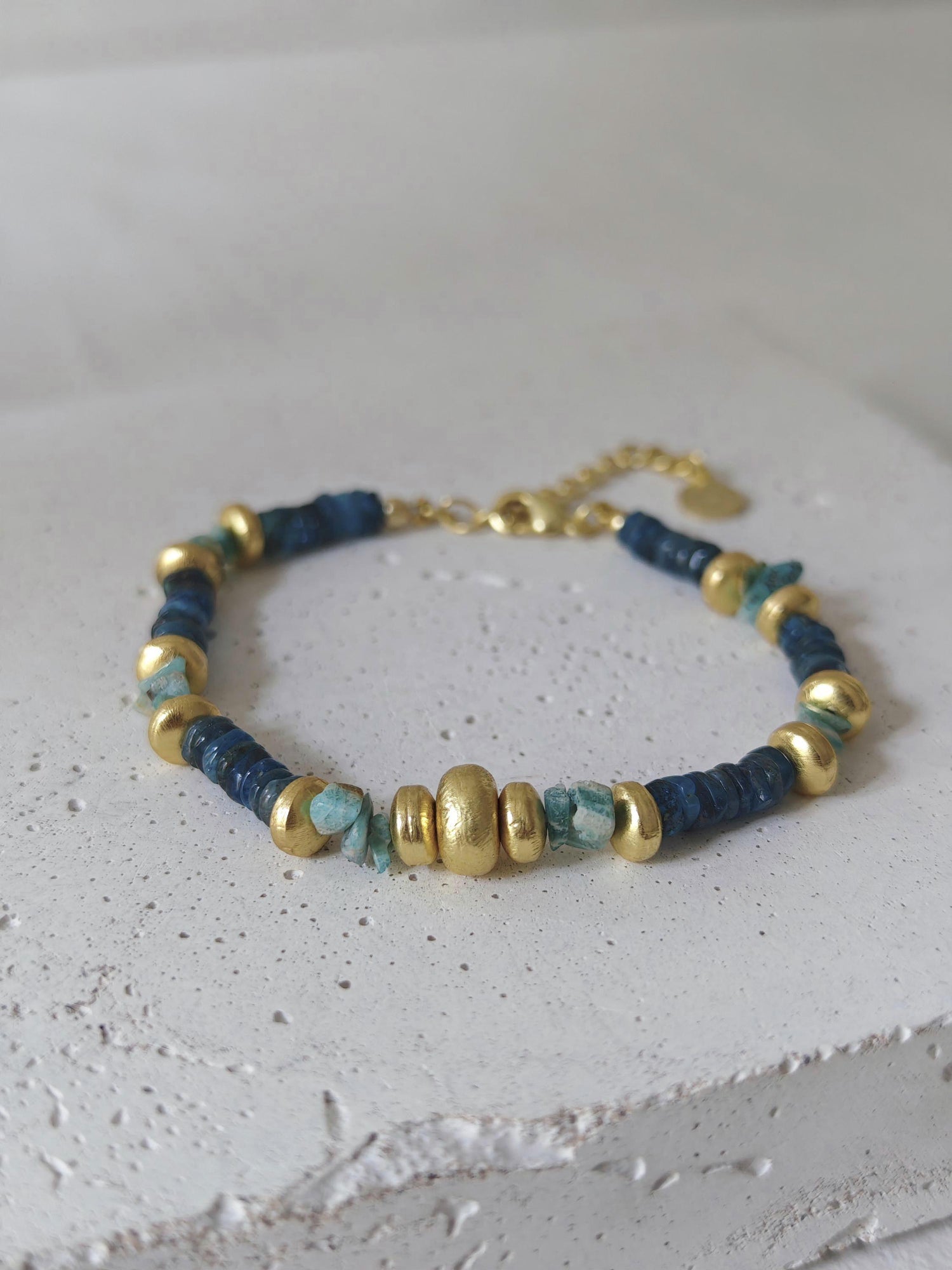 Perlenarmband handgemacht mit Amazonit und Apatit, Armband türkis, blau und gold