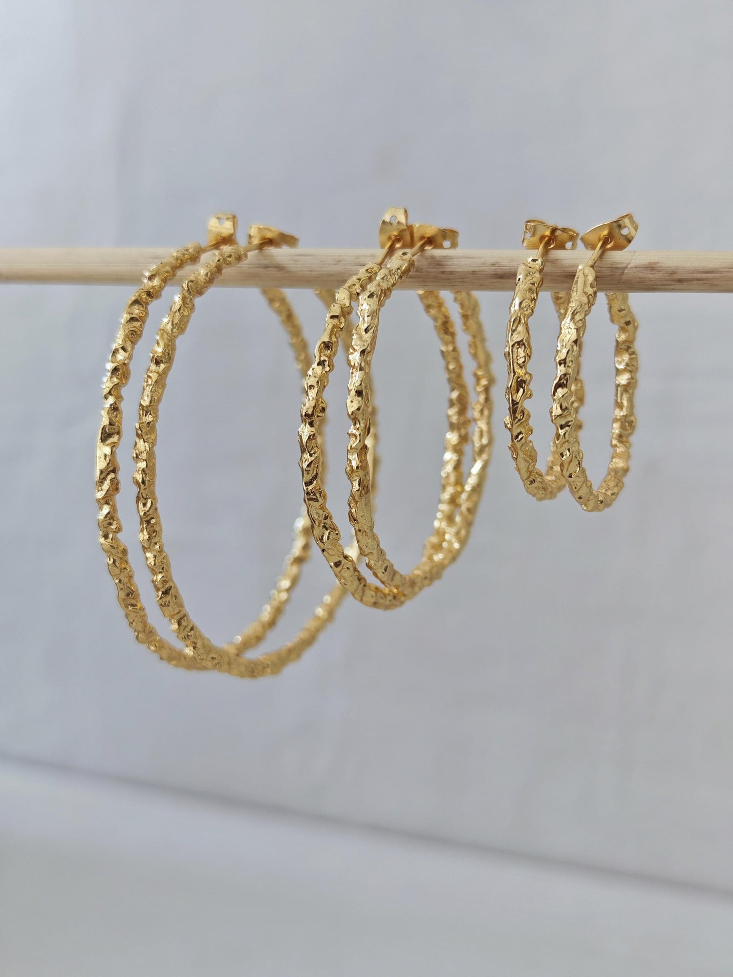 18 Karat vergoldete strukturierte Statement Chunky Creolen – Vergoldete Ohrringe Handgefertigt in 25mm, 40mm oder 55mm