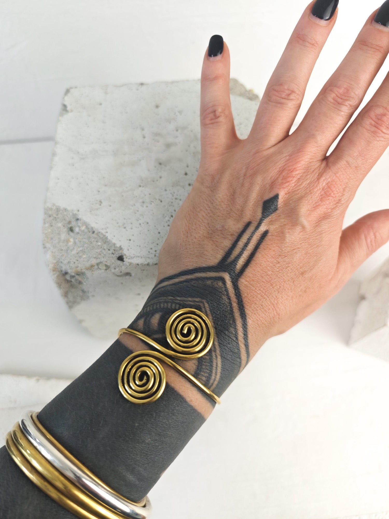 Goldener verstellbarer Armreif, Spirale Armreif aus Messing, Bali Boho Armreif, Goa Statement Armreif gold