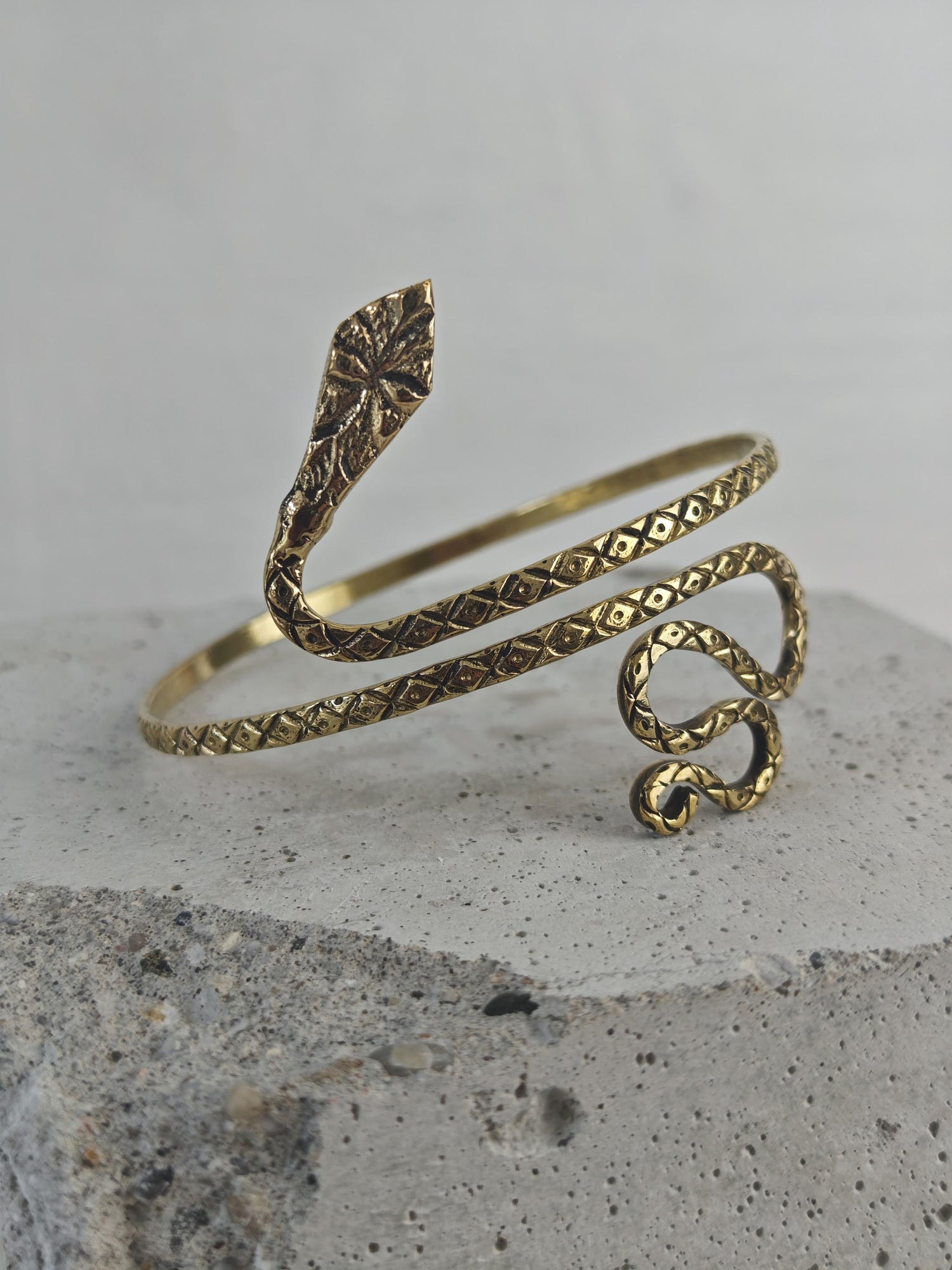 Goldener verstellbarer Oberarmreif Schlange, strukturiert, Oberarm Armreif aus Messing, Schlangen Design Statement Oberarm Armband