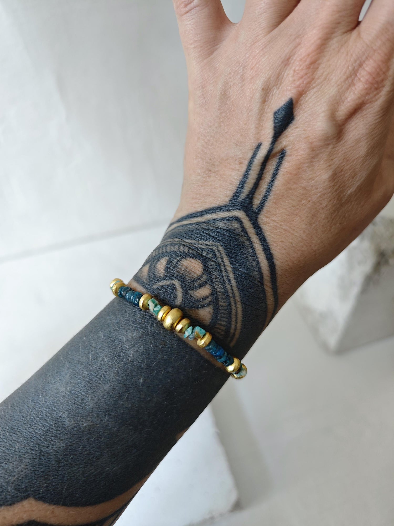 Perlenarmband handgemacht mit Amazonit und Apatit, Armband türkis, blau und gold