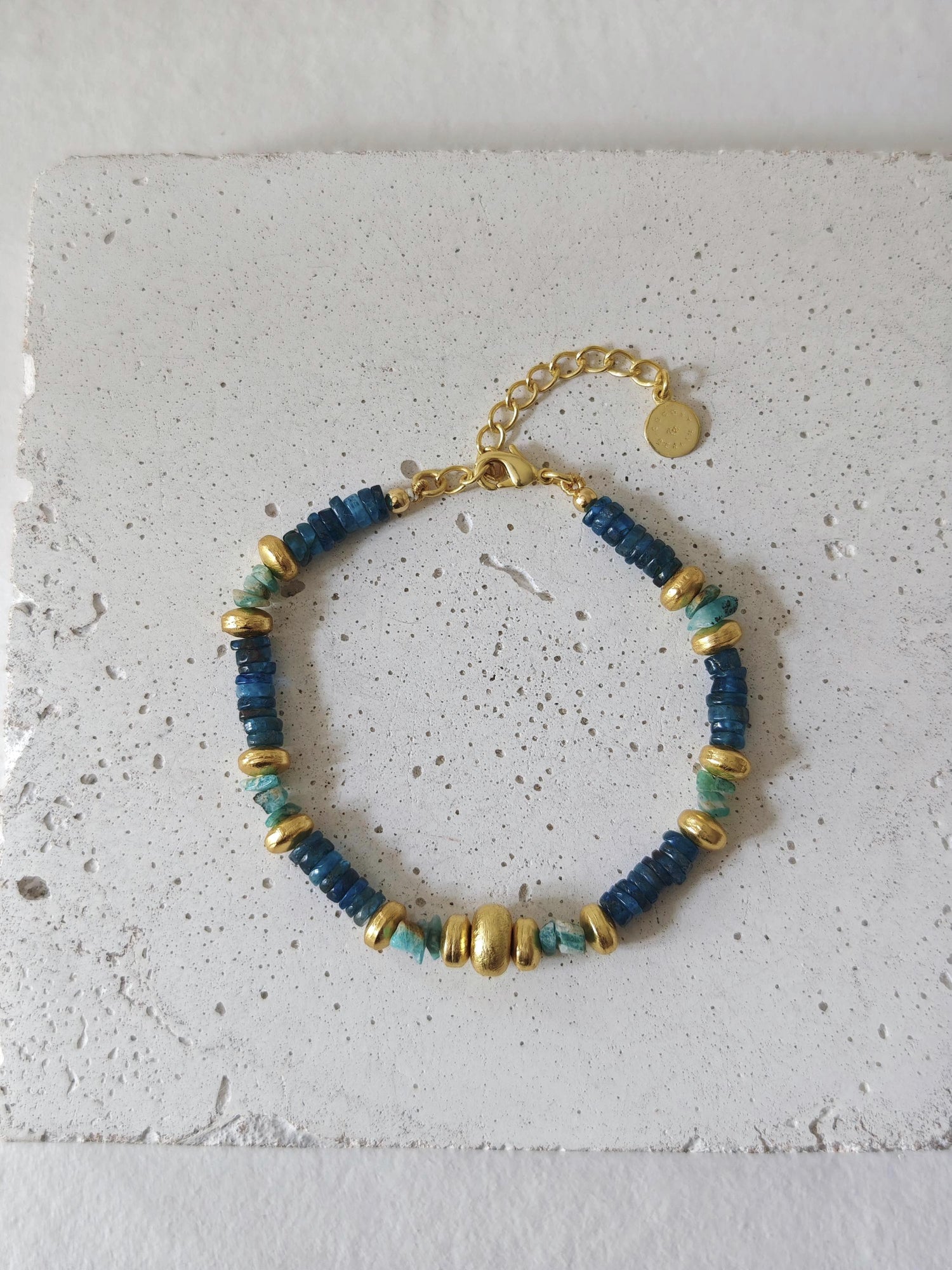 Perlenarmband handgemacht mit Amazonit und Apatit, Armband türkis, blau und gold